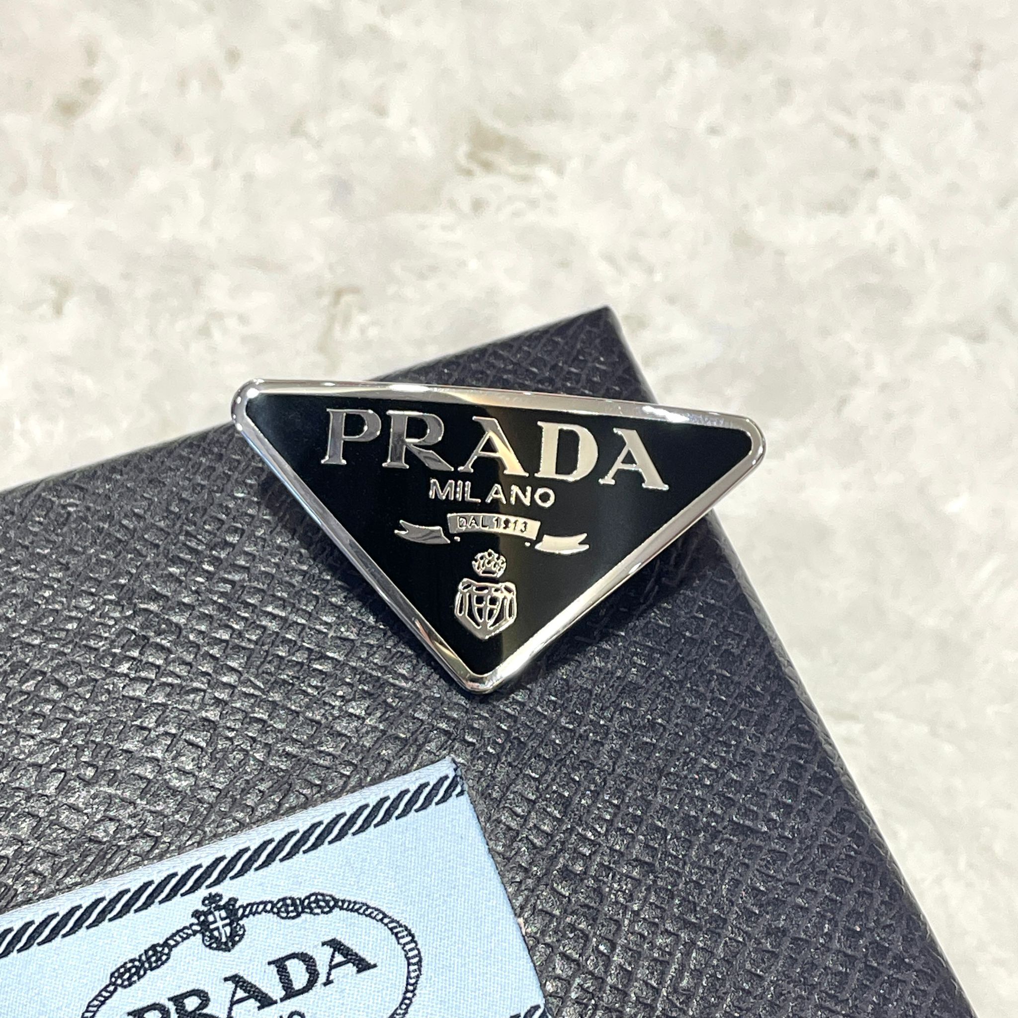 全新PRADA HAIR CLIP , 3x2cm 黑銀琺瑯經典三角 #普拉達髮夾 #BRAND NEW #香榭站正品