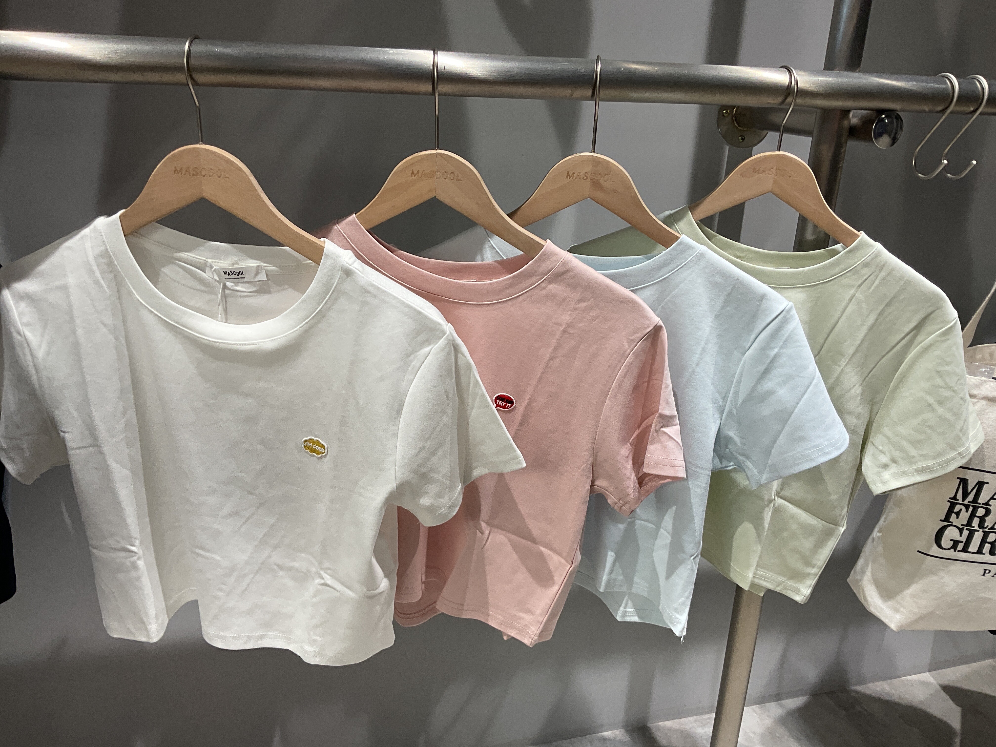 2342 女款小刺繡短版上衣