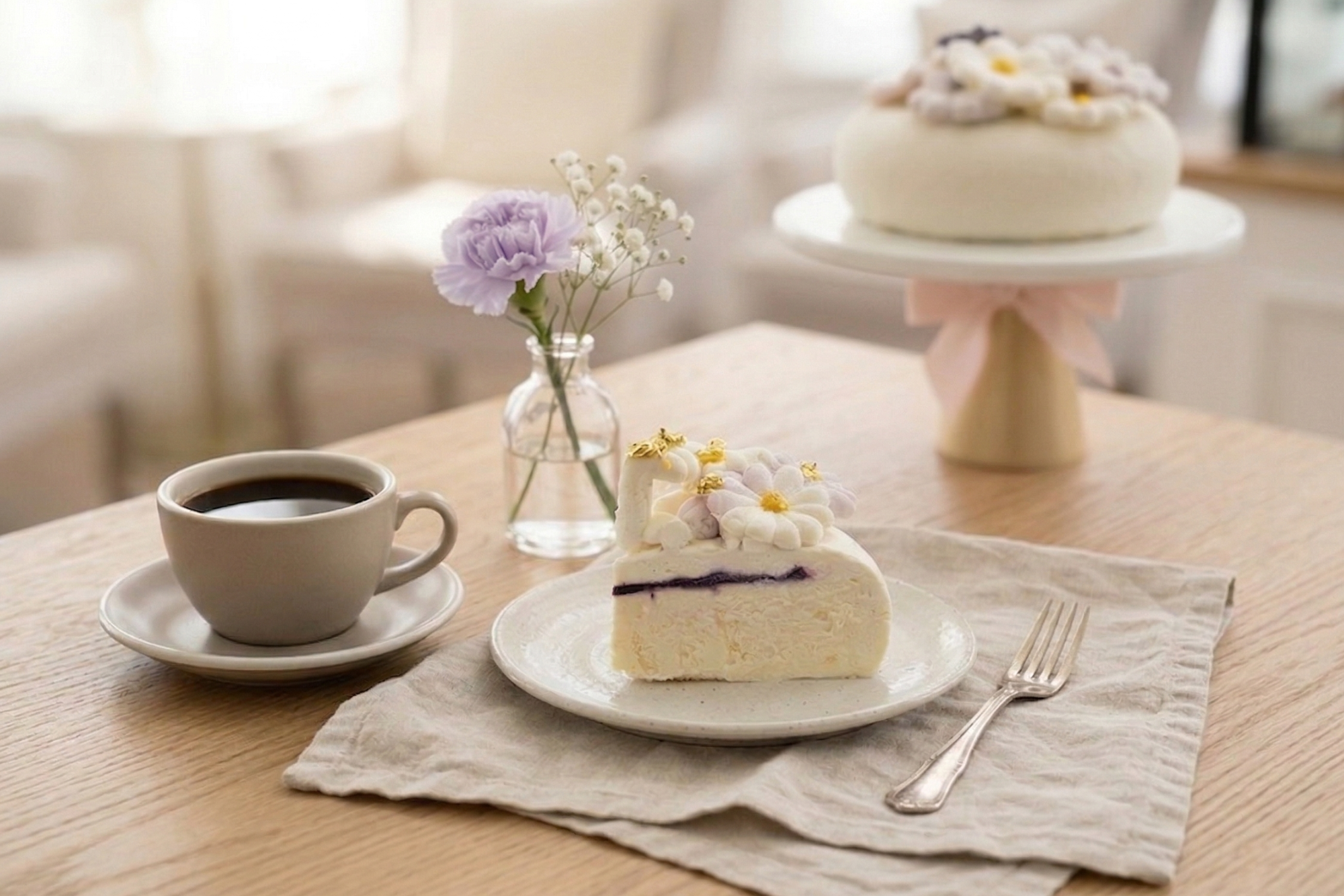 送媽媽蛋糕的質感首選：寓意深遠的 kafeD 德式年輪蛋糕  在理解了低糖與無負擔的挑選邏輯後，當你準備送媽媽蛋糕時，kafeD 招牌的「經典德式年輪蛋糕」絕對是能完美擊中她心房的最佳選擇。  由米其林星級主廚團隊研發，kafeD 的年輪蛋糕堅守德國正統的烘焙工藝，製作過程中不添加任何防腐劑與多餘的人工化學物質。我們依靠的是職人精準的火候控制，將麵糊一層一層反覆高溫烘烤。這樣的做法不僅大幅降低了對糖分的依賴，更讓蛋糕散發出純粹的蛋香與天然奶油的溫潤氣息。  除了成分單純、甜度適中之外，年輪蛋糕那層層遞進的優美紋理，更象徵著「歲月的圓滿」與「長壽安康」。這份充滿深度與祝福寓意的甜點，不僅滿足了媽媽對健康與低甜度的要求，更展現了你無微不至的貼心。