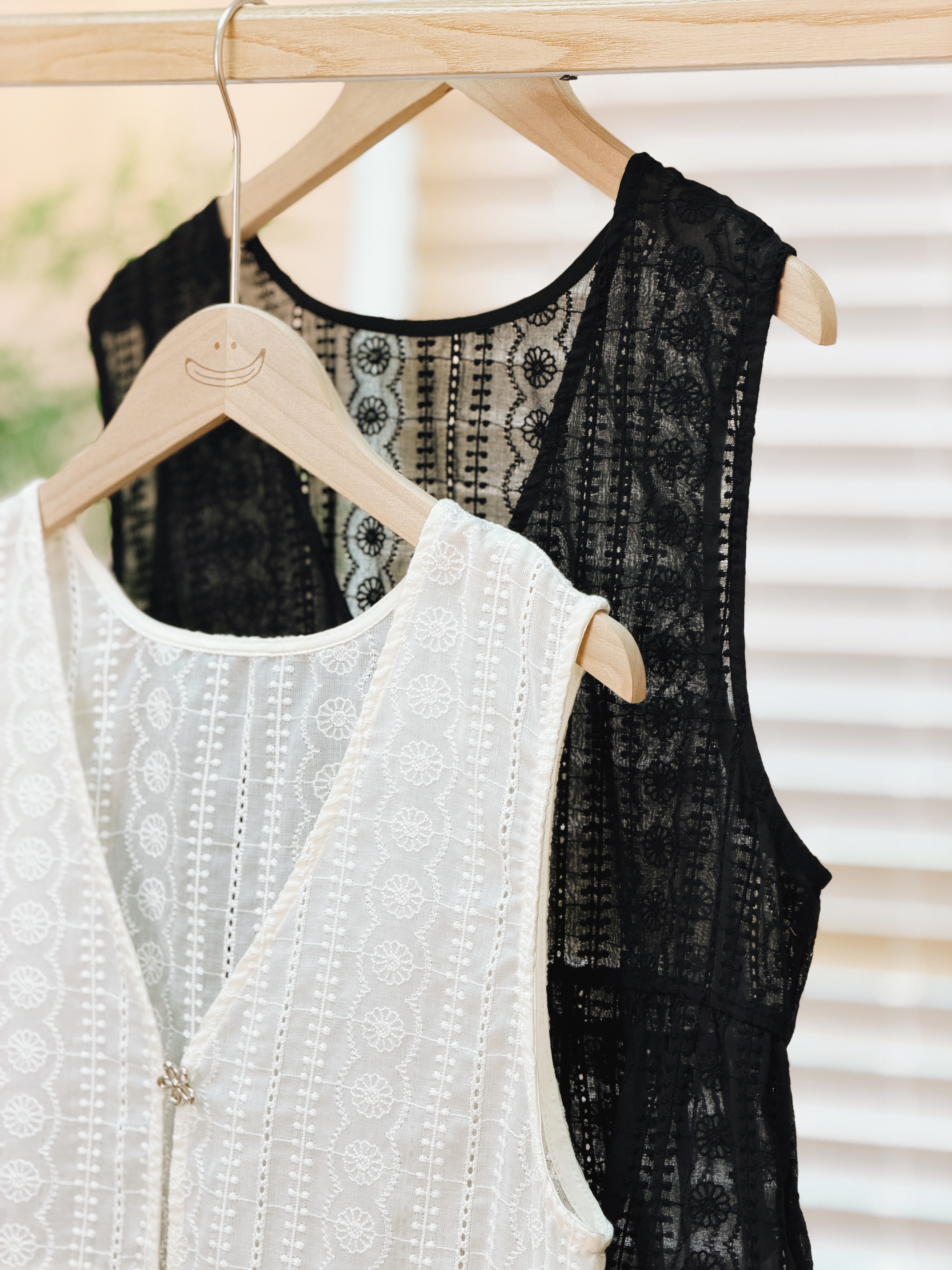 兩色 / 花朵鈕扣薄款V領馬甲 / Floral Button Eyelet Peplum V-Neck Vest