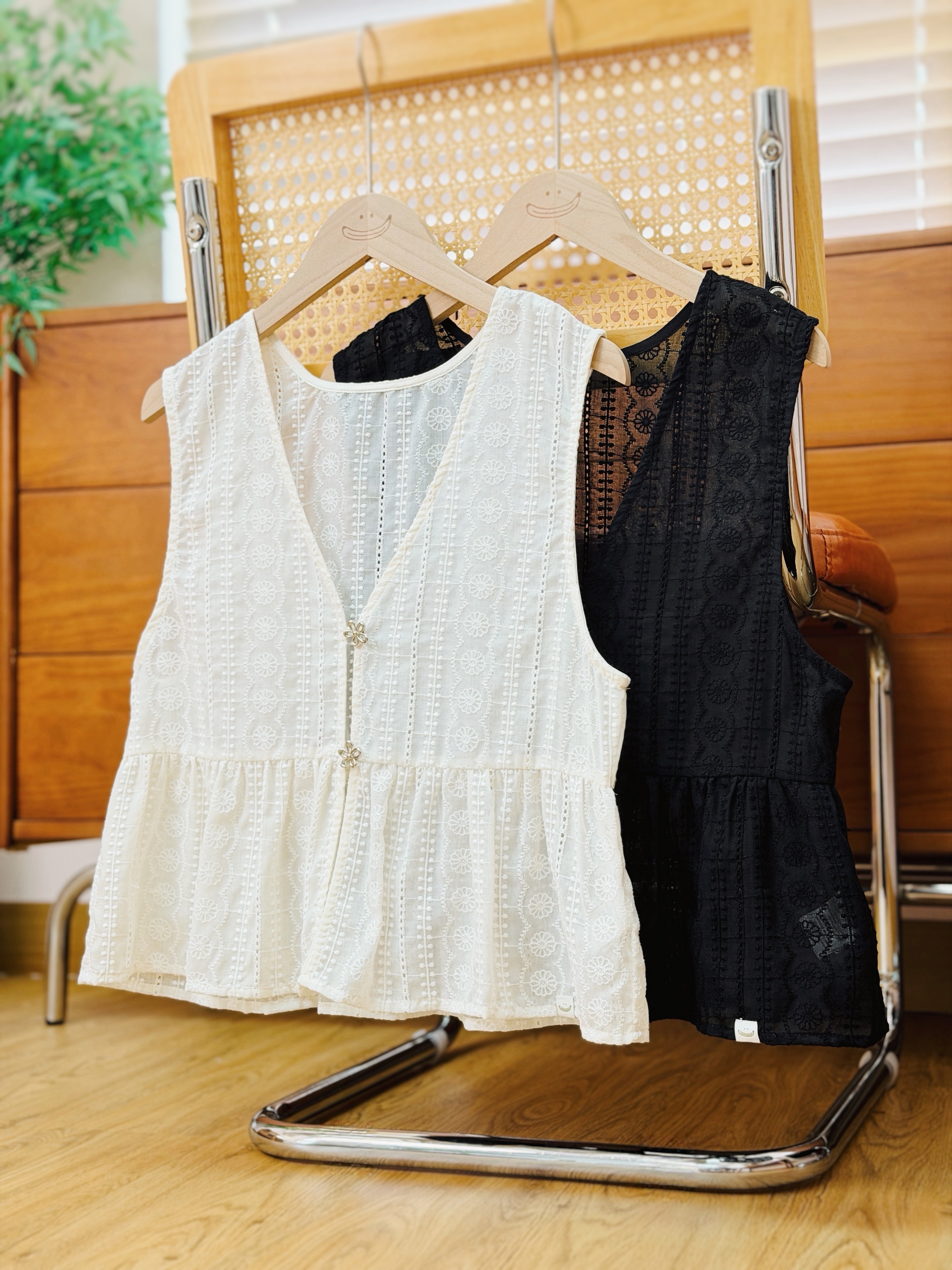 兩色 / 花朵鈕扣薄款V領馬甲 / Floral Button Eyelet Peplum V-Neck Vest