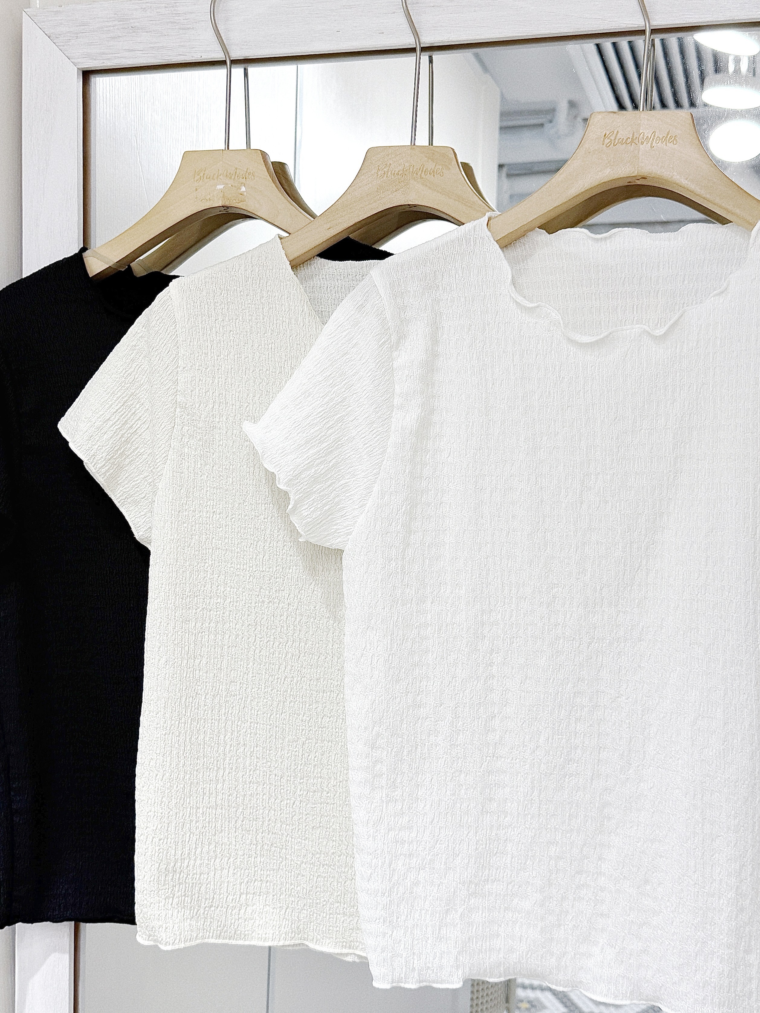 T1372｜春夏必備🌼BASIC 簡約打底木耳邊樹壓紋上衣