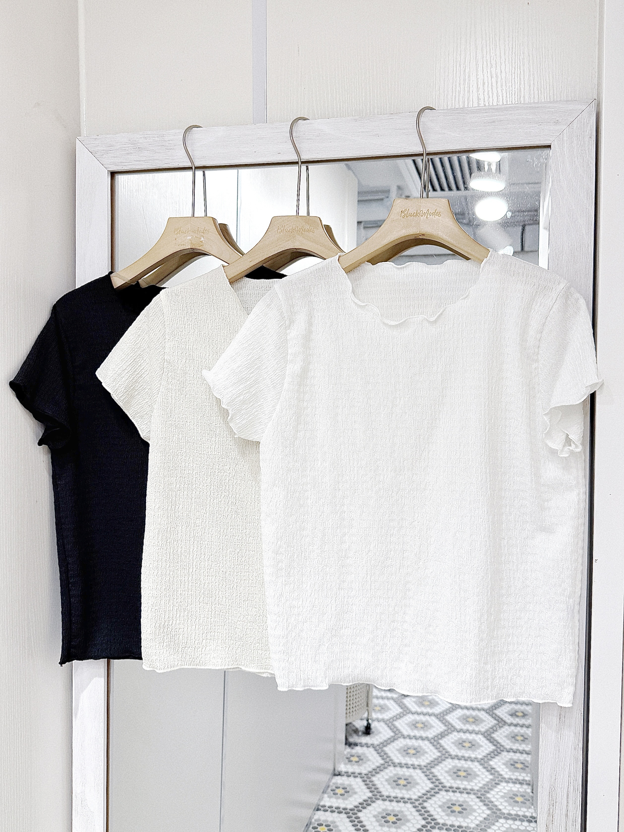 T1372｜春夏必備🌼BASIC 簡約打底木耳邊樹壓紋上衣