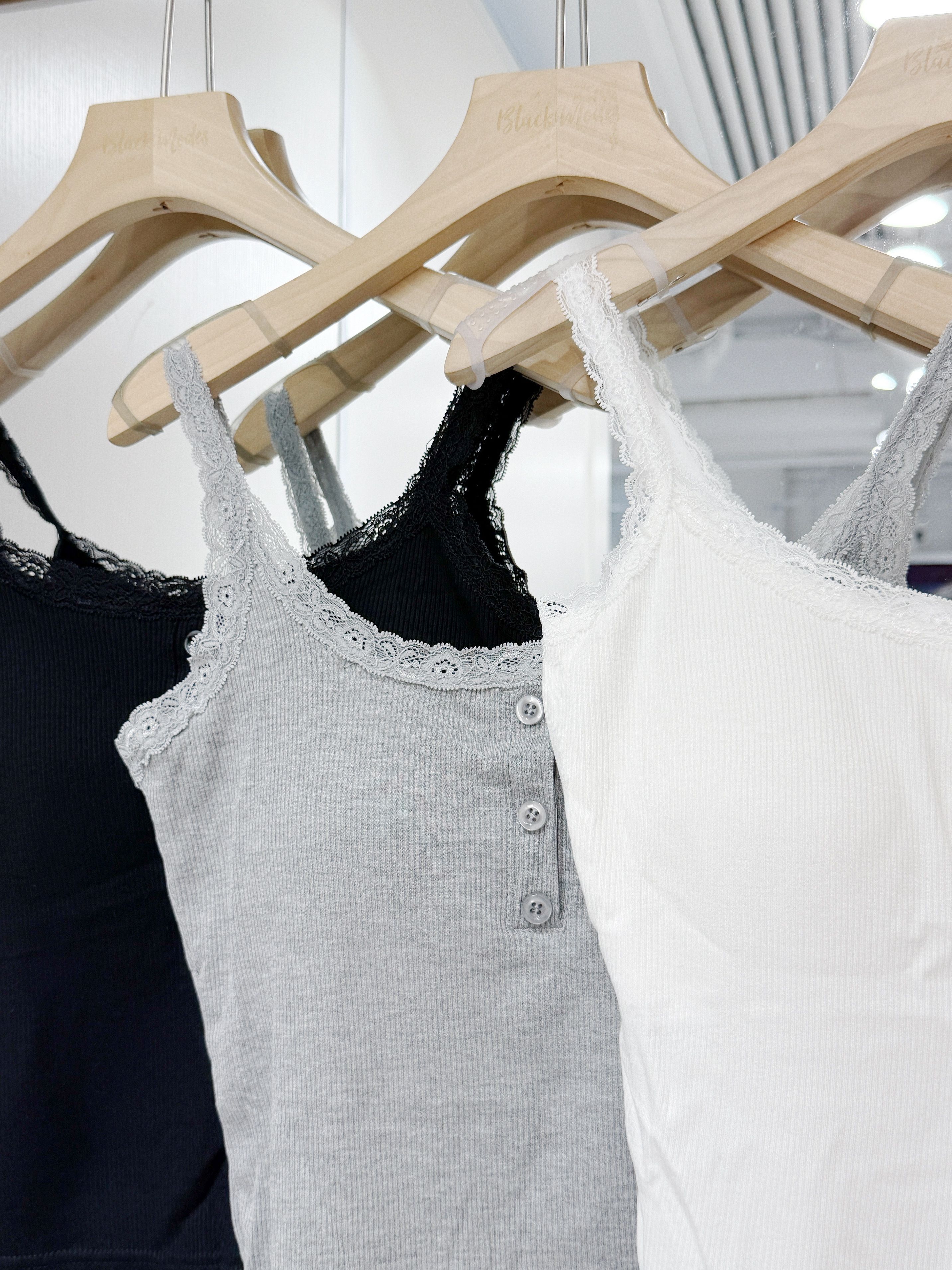 V0161｜蕾絲點綴₊˚⊹♡ 3小鈕扣lace邊吊帶連墊BRA TOP