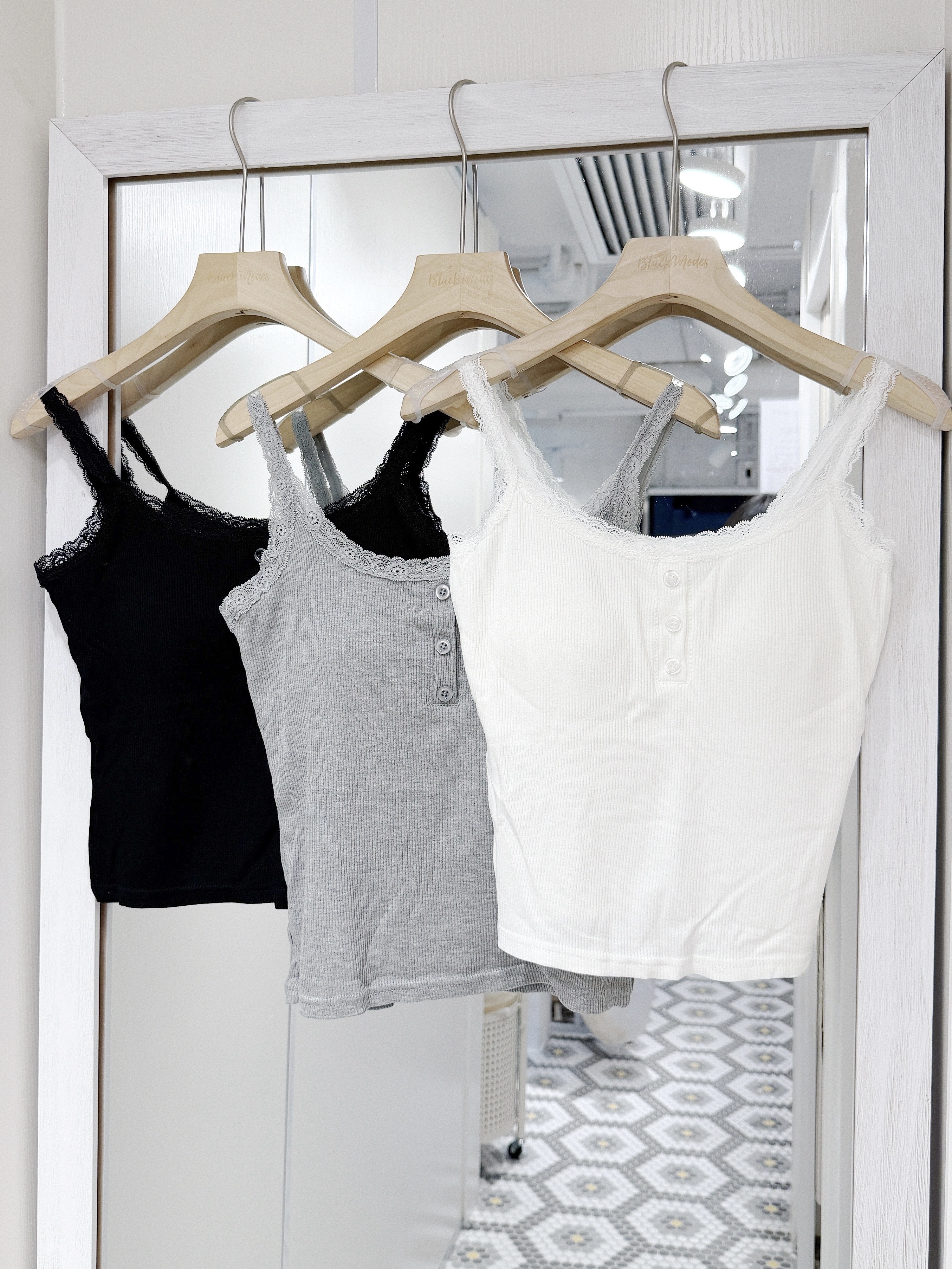 V0161｜蕾絲點綴₊˚⊹♡ 3小鈕扣lace邊吊帶連墊BRA TOP