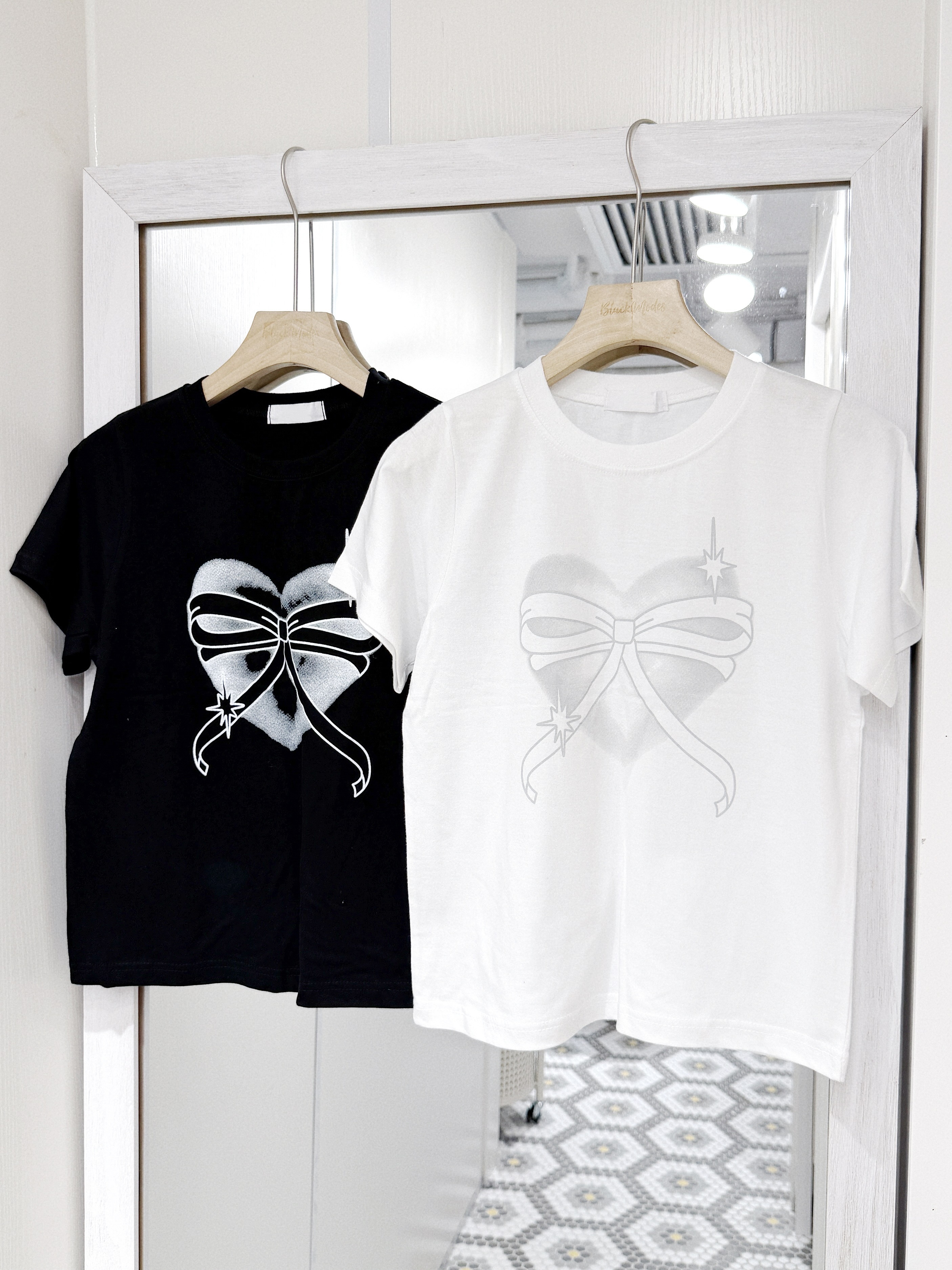 T1354｜美少女.𖥔 ݁ ˖🌙🎀 心心線條蝴蝶結短版TEE