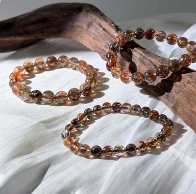 黑金超內含針鐵礦、赤鐵礦與黑雲母