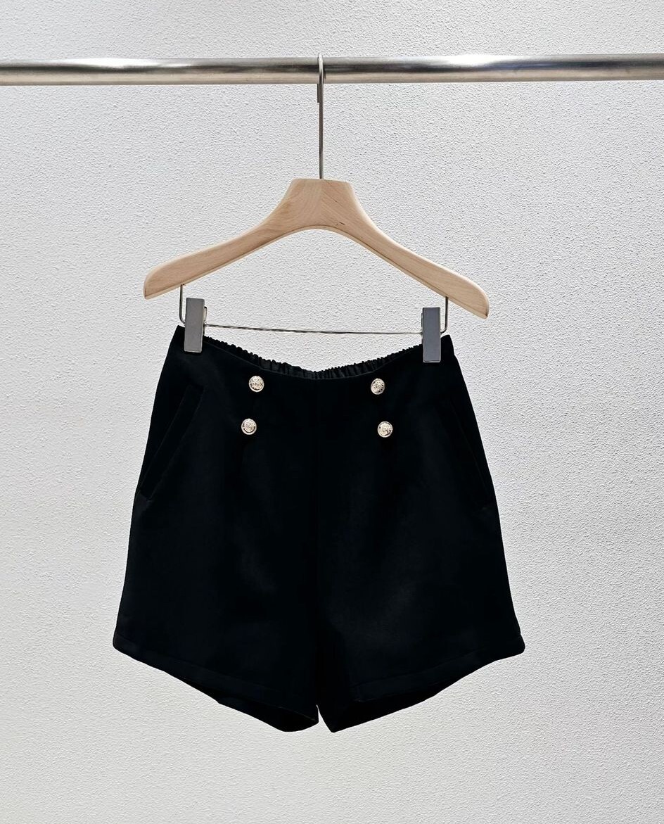 W48  橡根褲  腰27-38hip 47 長 15 $379 (一口價)