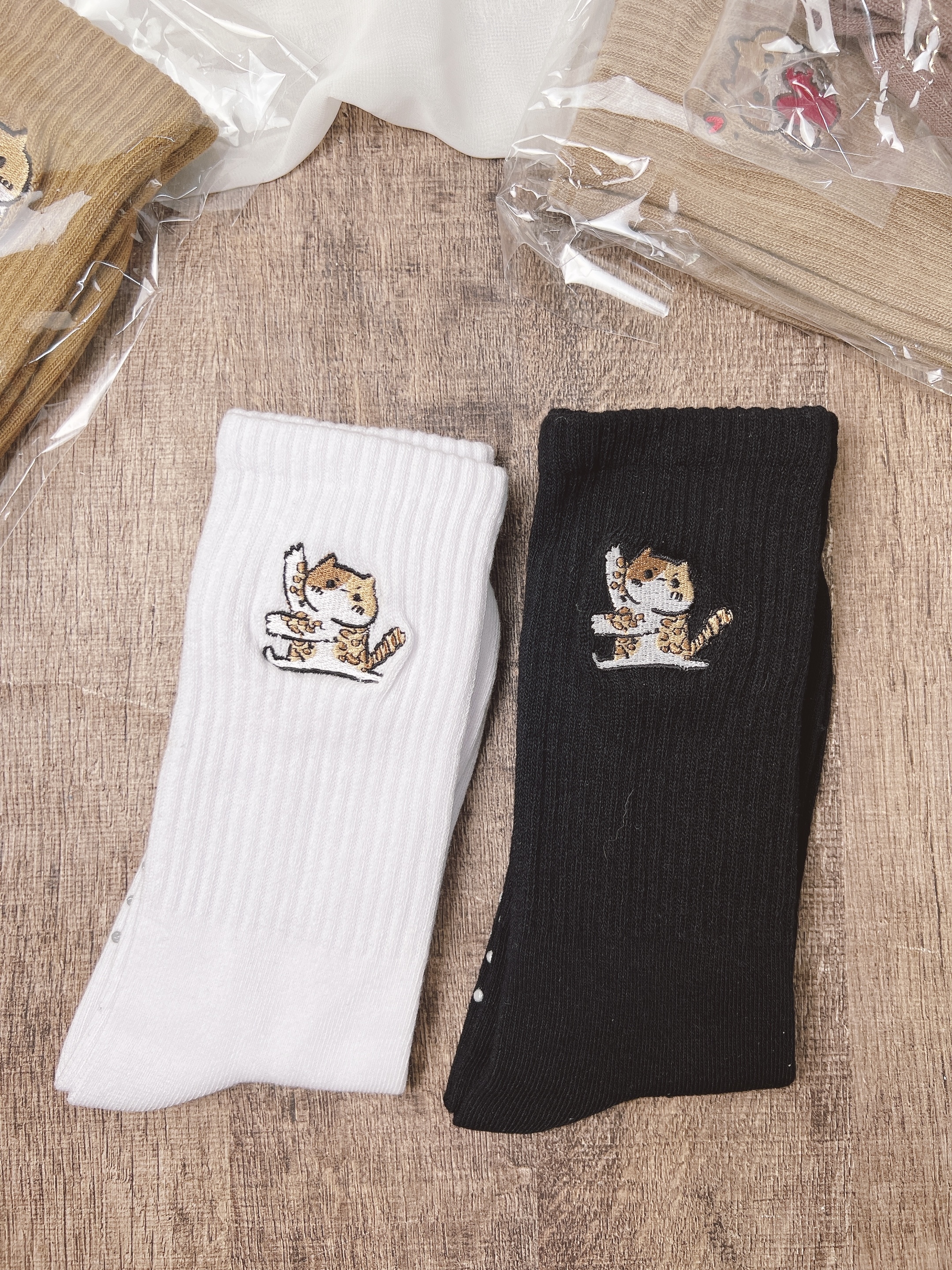 嗨賴 x LUMOS | 瑜珈貓貓 刺繡止滑襪（兩色可選）