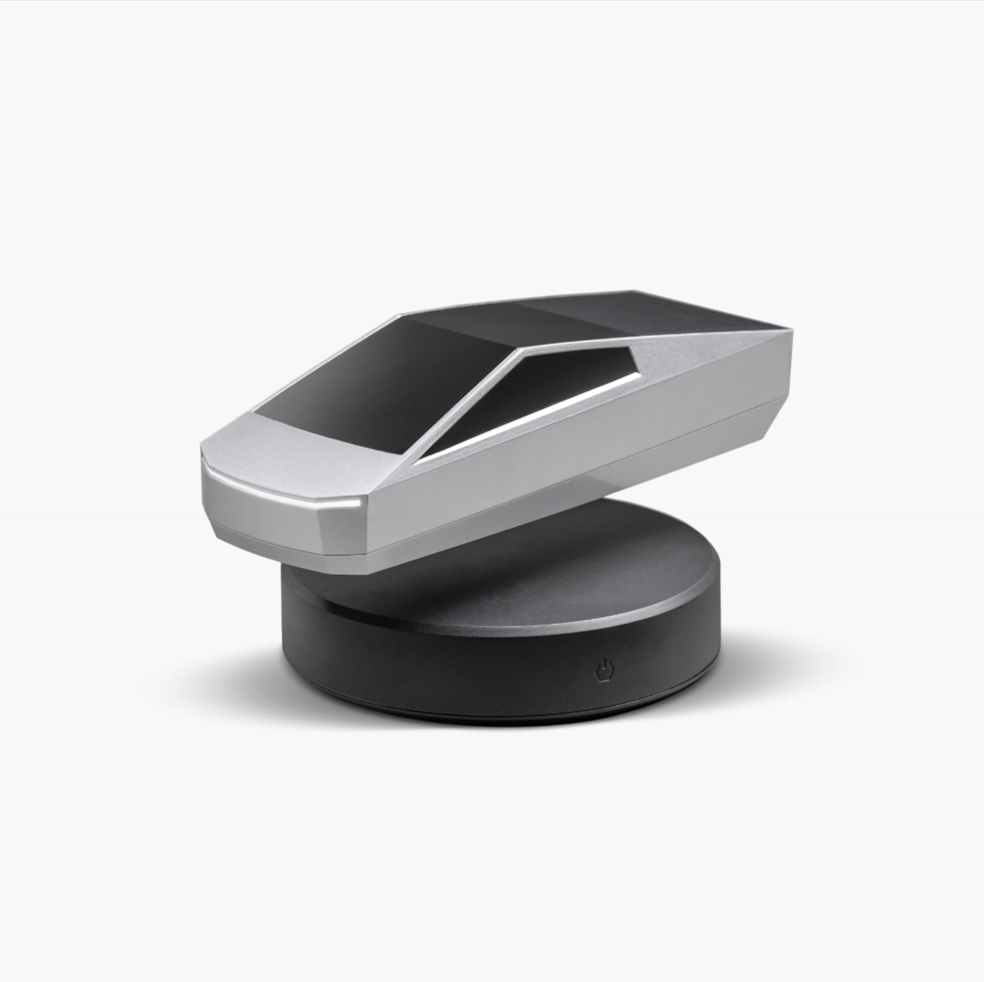 Tesla Cybertruck 1:24 比例限量磁浮收藏模型，銀色鍍層車身懸浮於黑色圓形基座上方，呈現電磁懸浮效果。模型保留 Cybertruck 標誌性的多面體幾何切割輪廓與楔形車頭設計，無輪子、無車門，基座側面設有電源按鈕，透過 Type-C 供電。