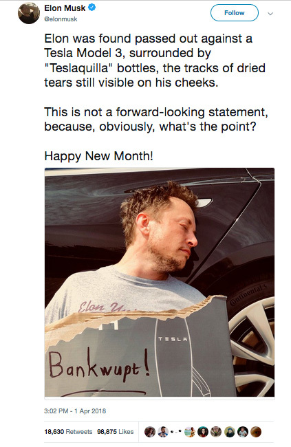 Elon Musk 2018 年愚人節推文截圖，自導自演昏倒在 Tesla Model 3 旁、手持寫有「Bankwupt!（破產）」紙板的搞笑照片，此推文正是 Tesla Tequila 誕生的起點。