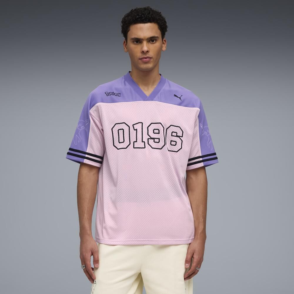 男款 PUMA X POKÉMON OVERSIZED JERSEY 粉 黑 太陽伊布 月亮伊布 寶可夢 聯名 足球風 復古 寬鬆 短袖 短TEE【63491970/63491901】