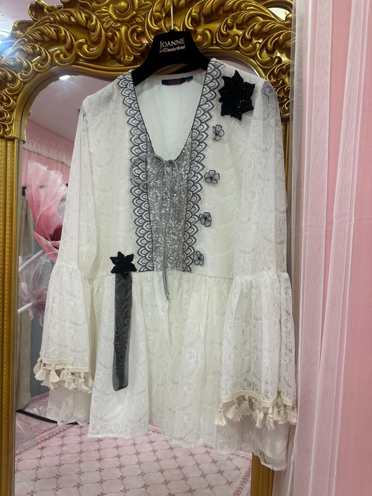 【OMZ x 頭飾專場 0407】 [ZV30] 銀珠片黑玫瑰白色上衣