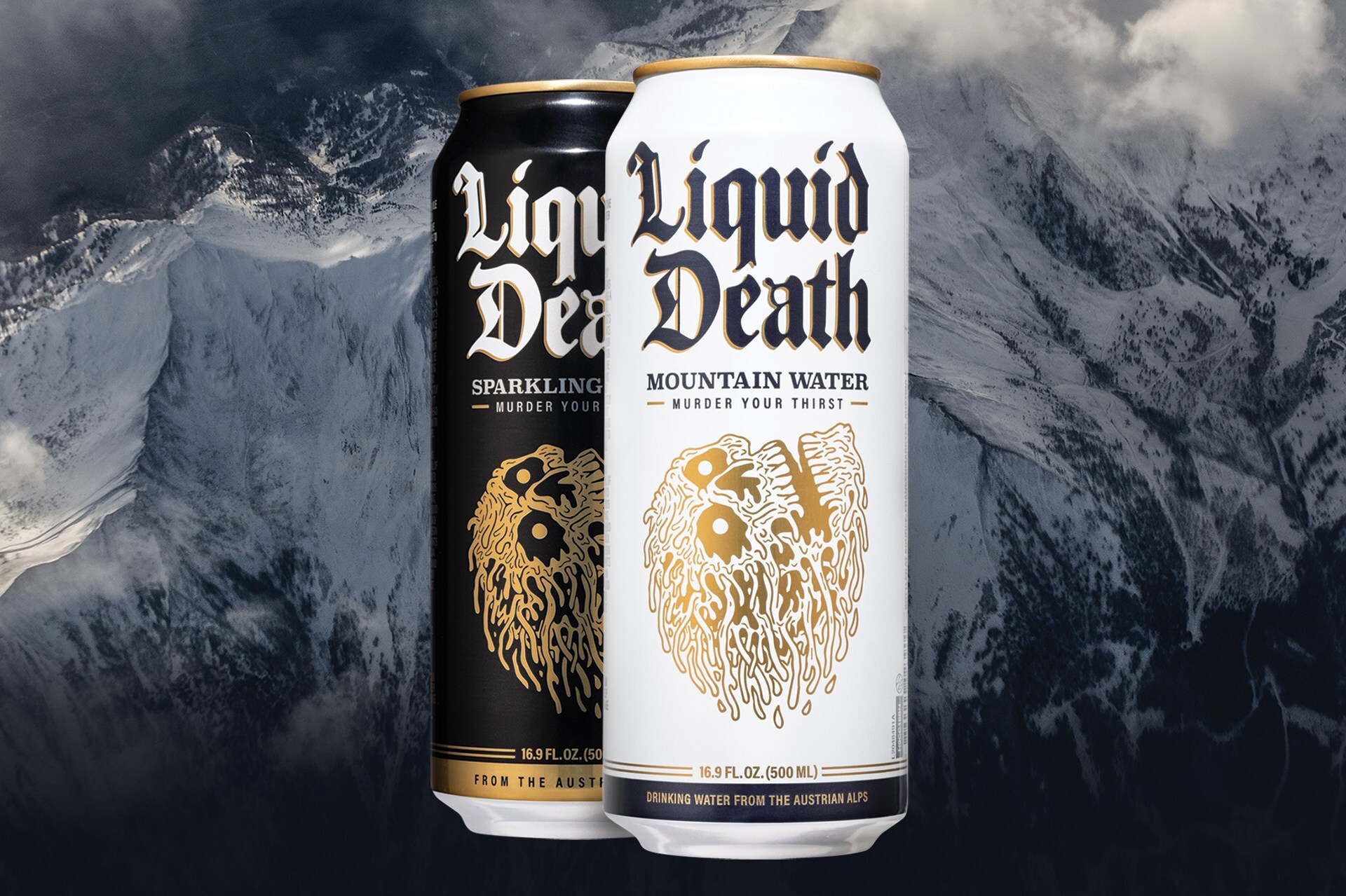 Liquid Death 鋁罐裝飲用水黑白兩款，前為白罐山泉水、後為黑罐氣泡水，均印有哥德字體品牌名稱、金色骷髏插圖與標語「Murder Your Thirst」，奧地利阿爾卑斯山雪景為背景。