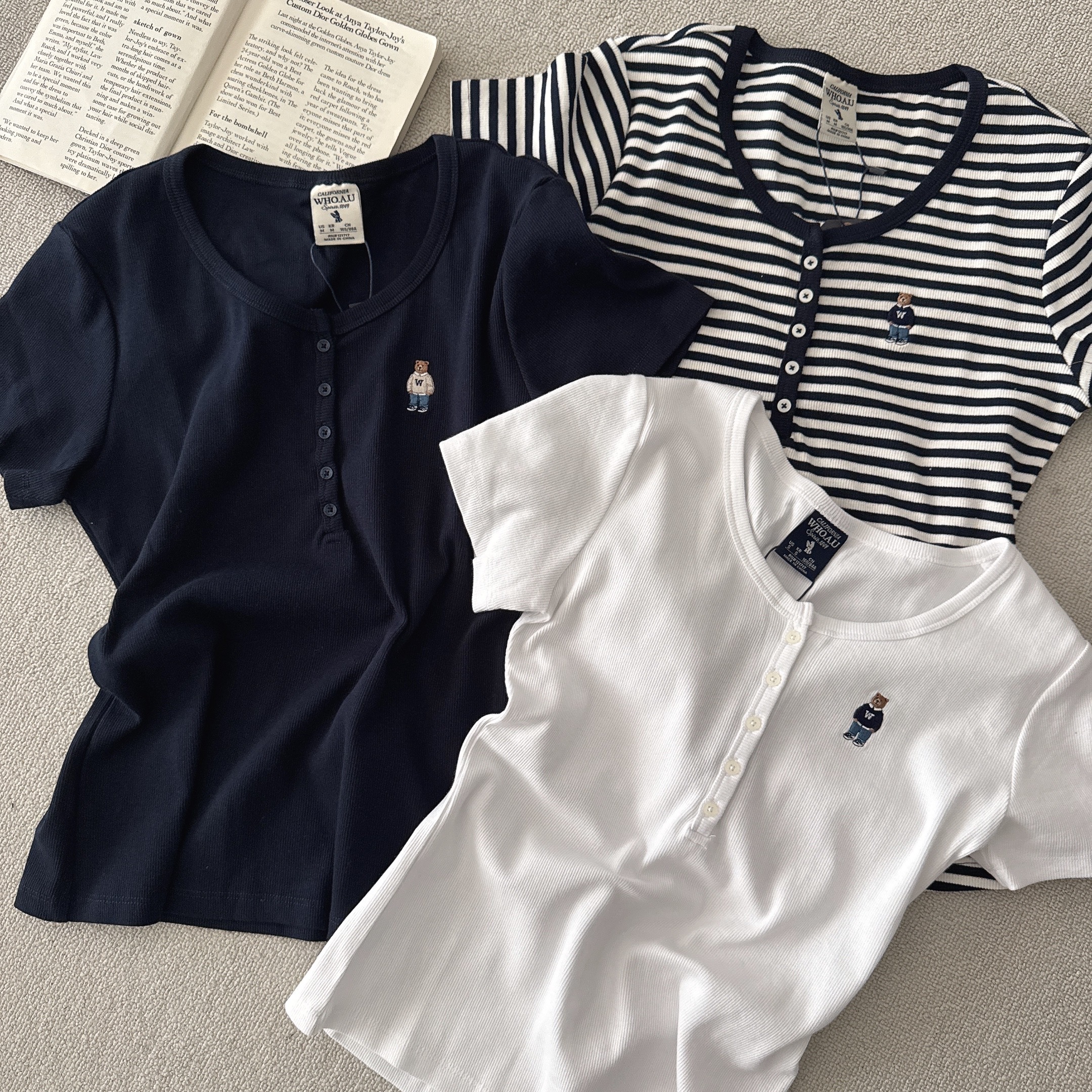 （現貨）韓牌 who a u 刺繡小熊 亨利領 短T WHRAG2452F