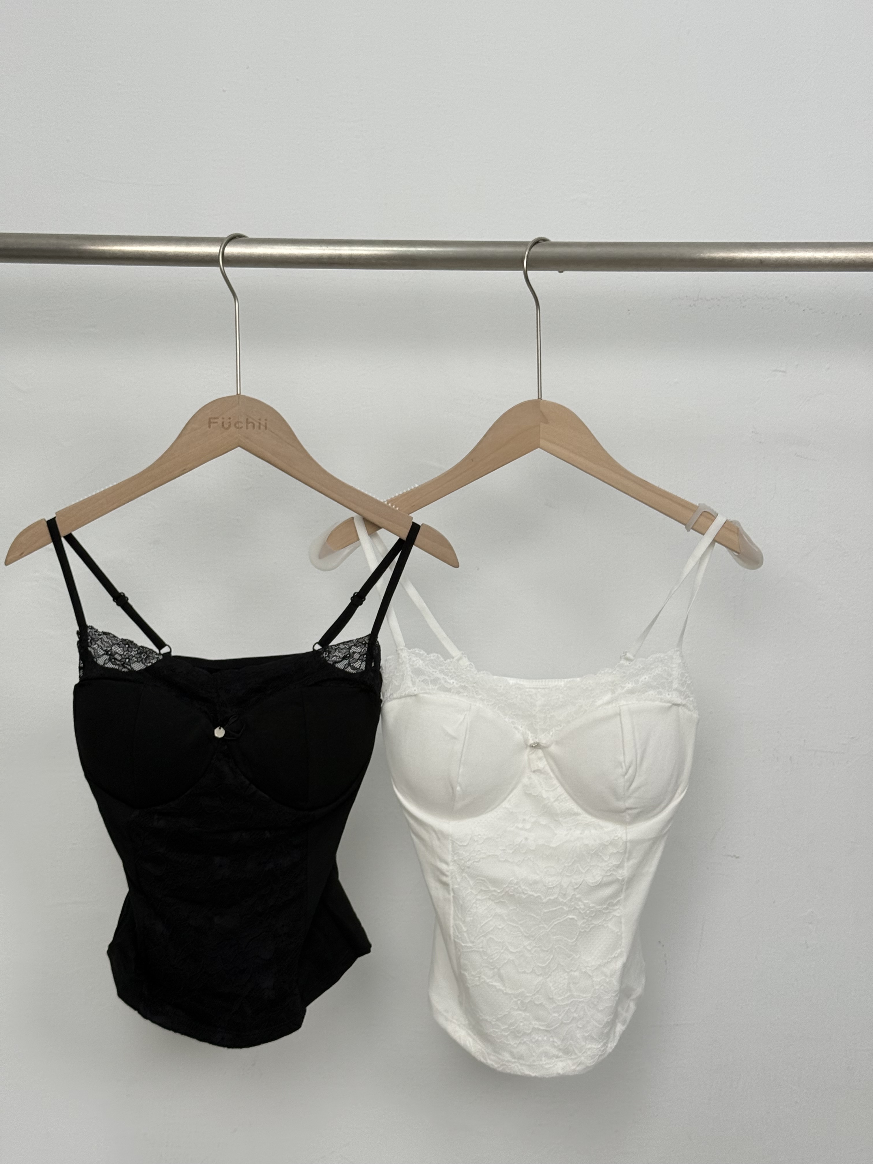 B94蕾絲細肩小標胸墊上衣