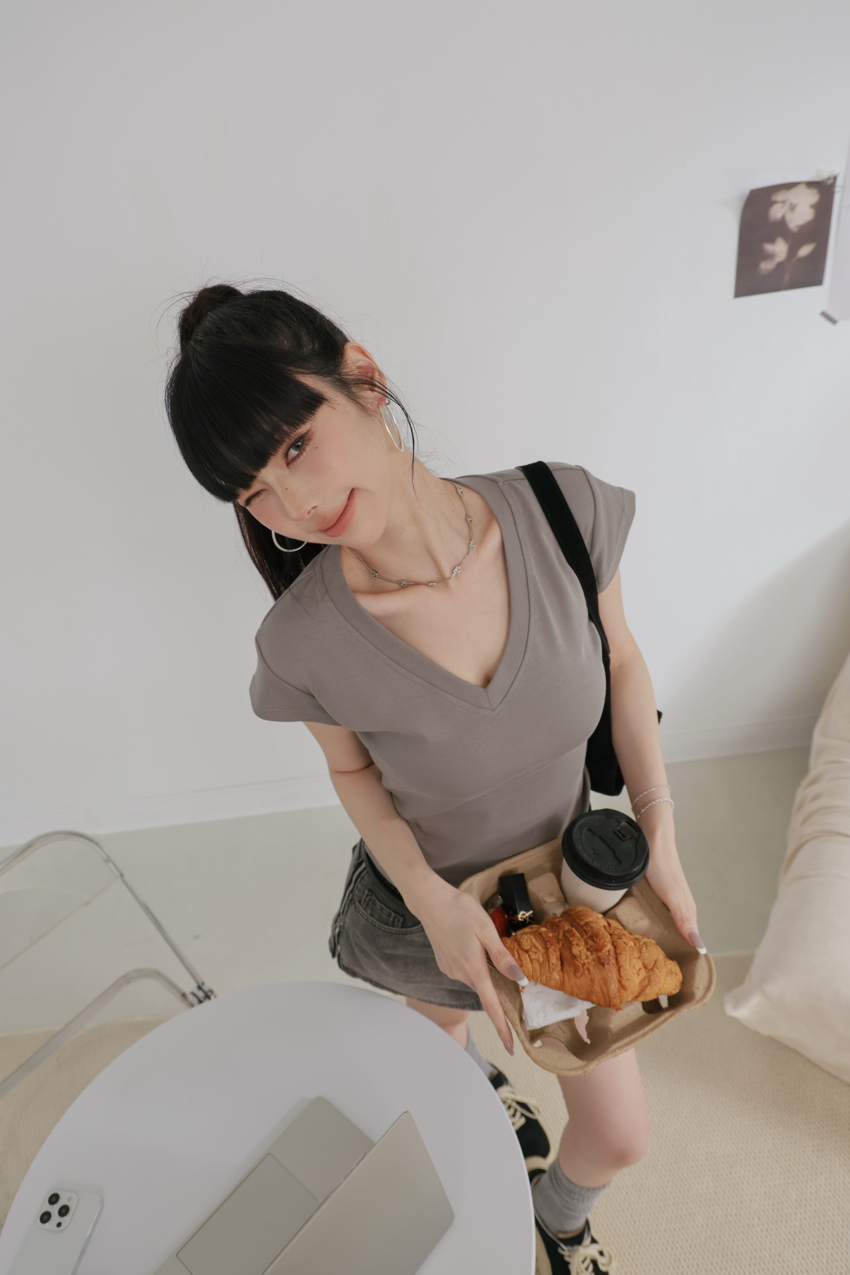 請包色紙片人V領上衣 P09