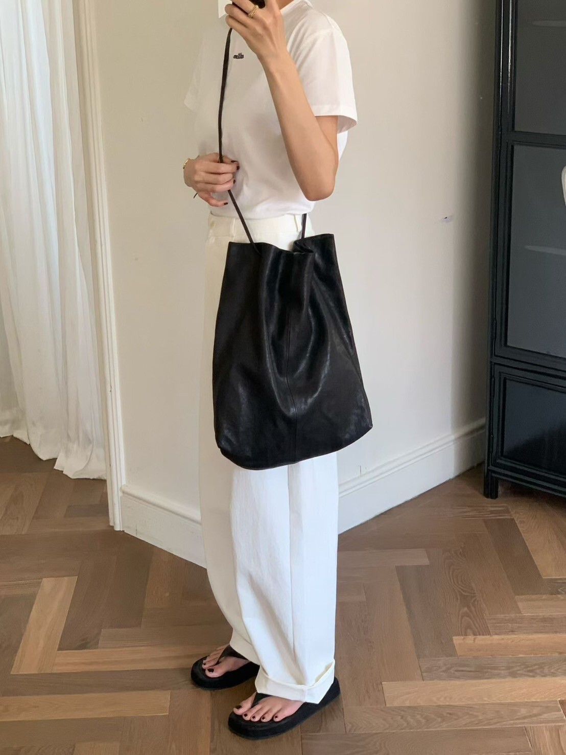 經典黑義大利羊皮可調式斜背水桶包