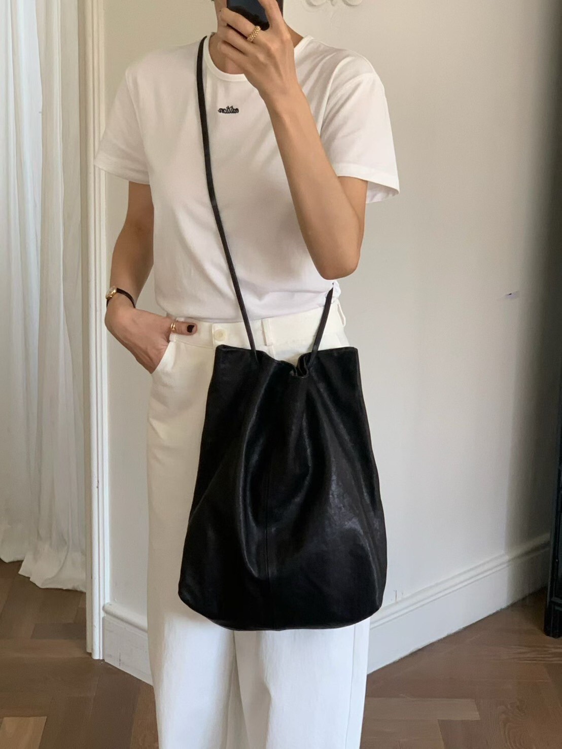 經典黑義大利羊皮可調式斜背水桶包