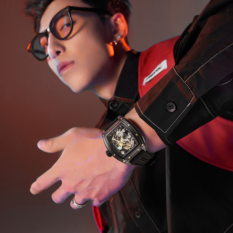 【Mark Fairwhale 馬克菲爾】6890 麒麟系列 酒桶型 簍空 夜光 矽膠 機械 手錶