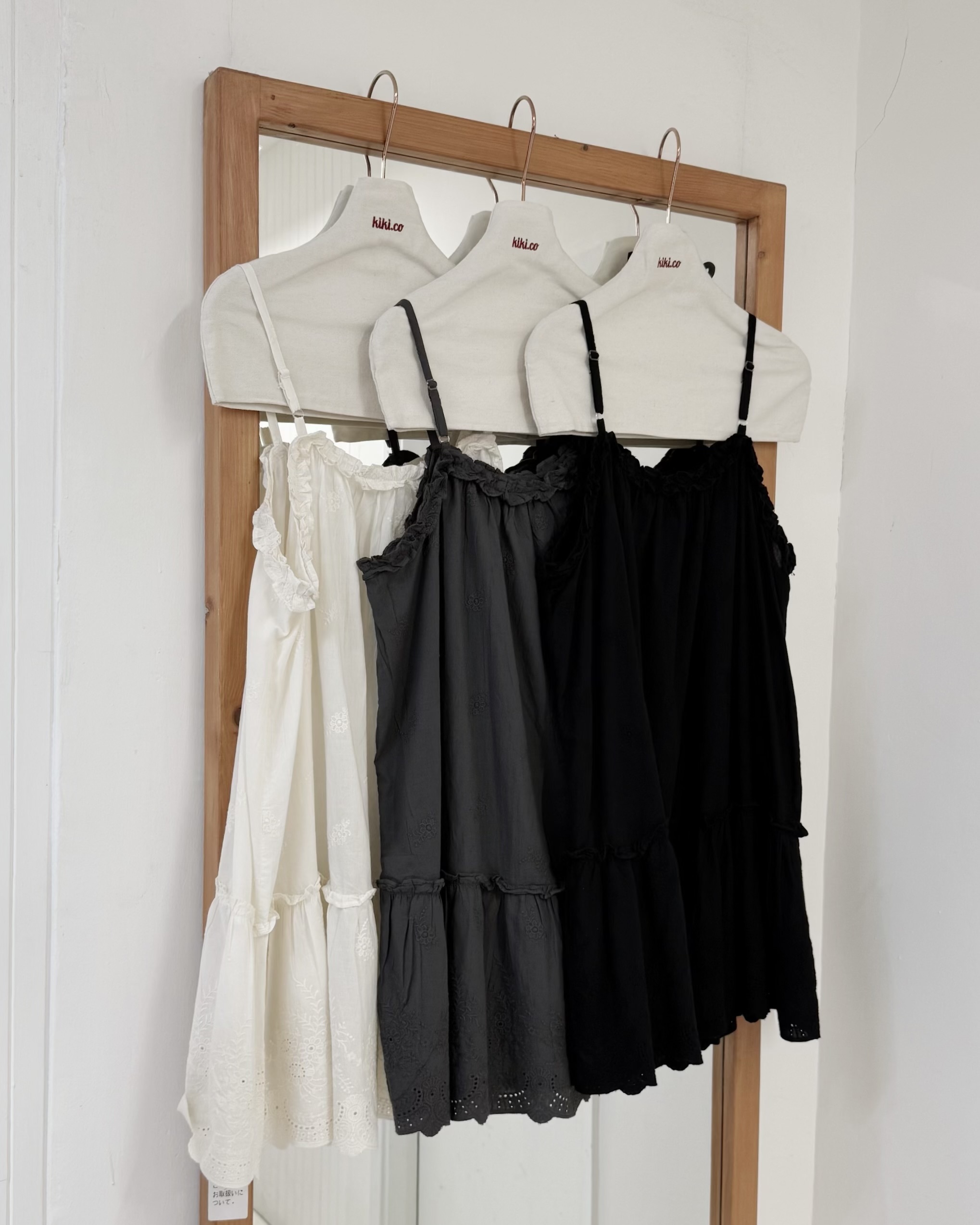 木耳領刺繡通花邊吊帶背心