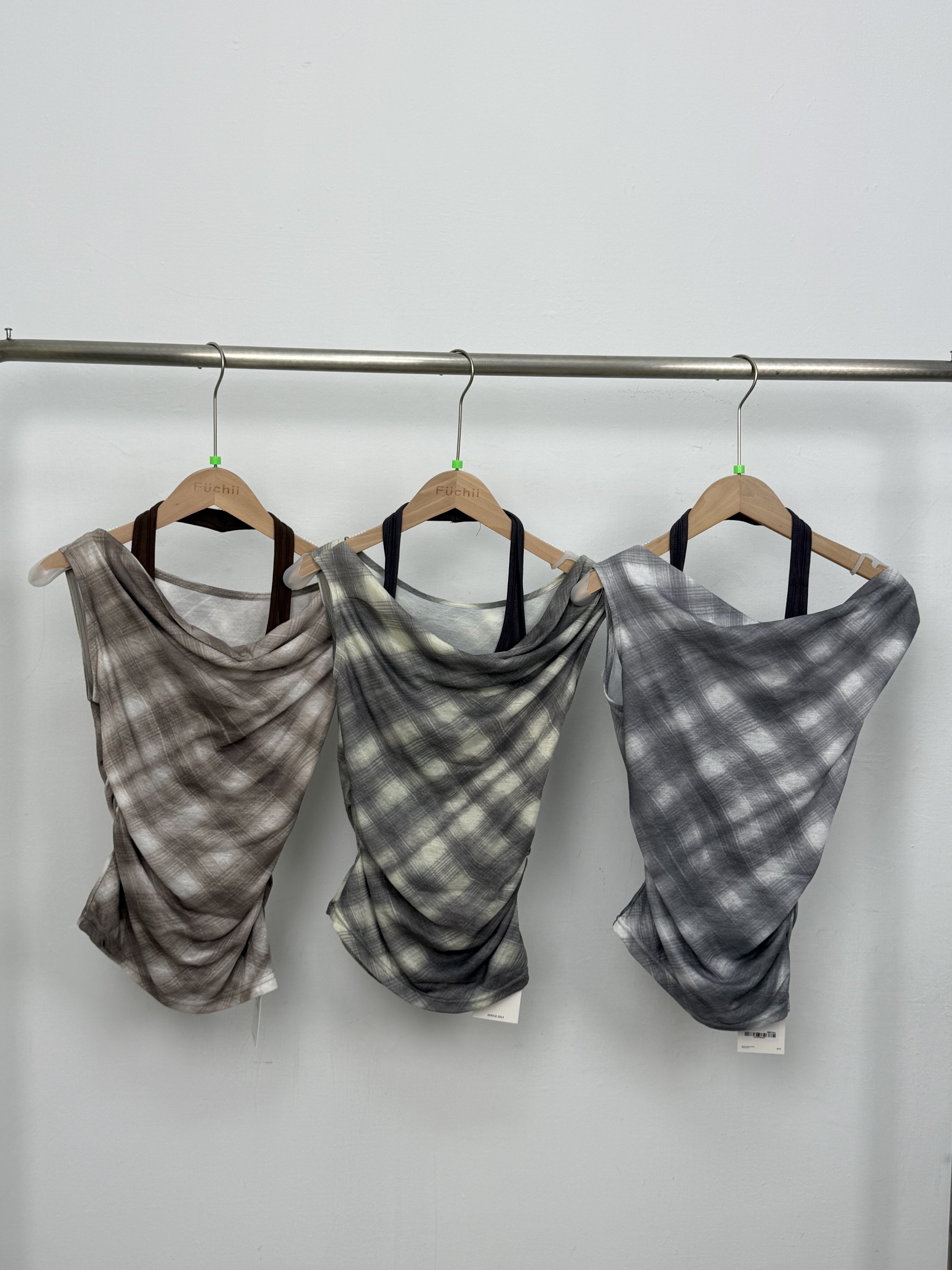 B21法式設計感格紋掛脖上衣