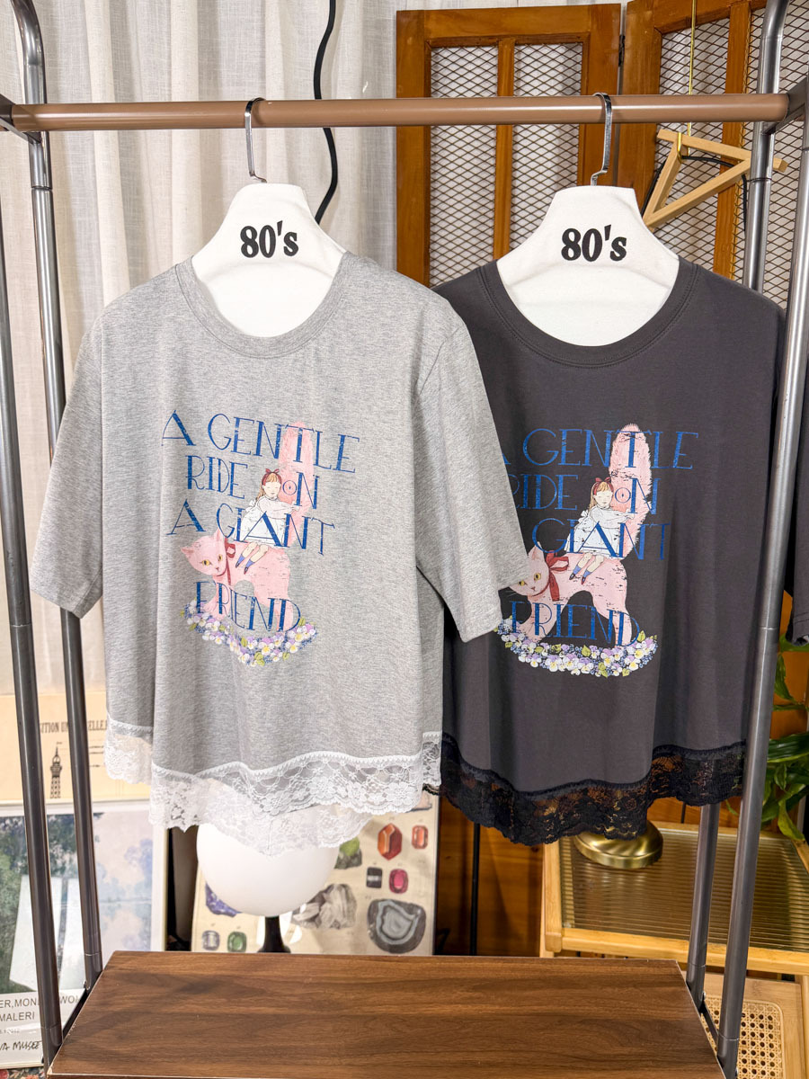 【多買多優惠】【3-7/4滿$1000送禮物】下擺LACE．貓貓英文字PRINT．COTTON料TOP【不設退換】
