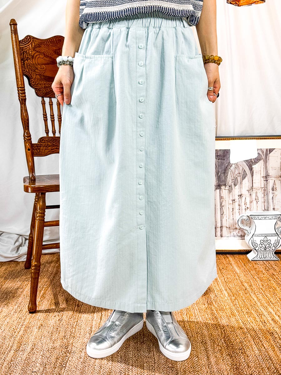 【3/4-7/4限時優惠】【3-7/4滿$1000送禮物】橡根腰．前釘鈕．暗直紋扯布料半截裙 (有袋)