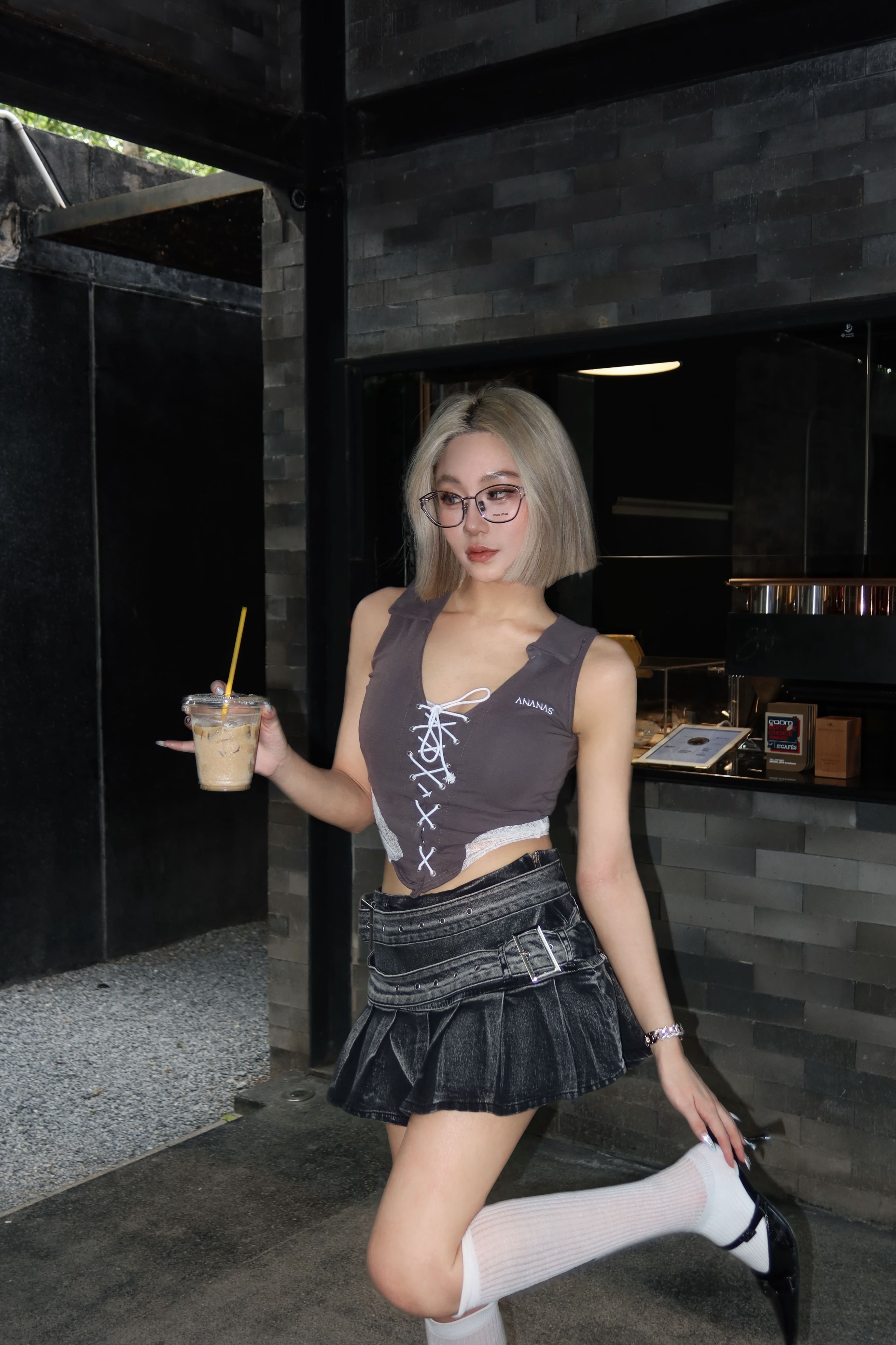 [ Ananas設計款✨ ] 翻領蕾絲綁帶背心