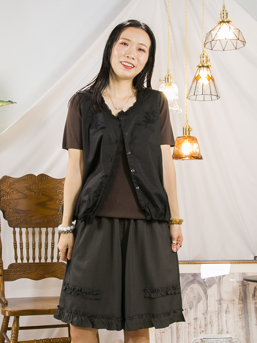 【3/4-7/4限時優惠】【3-7/4滿$1000送禮物】全開胸扣鈕 LACE邊．花花刺繡．泡泡腳 麻棉料背心外套