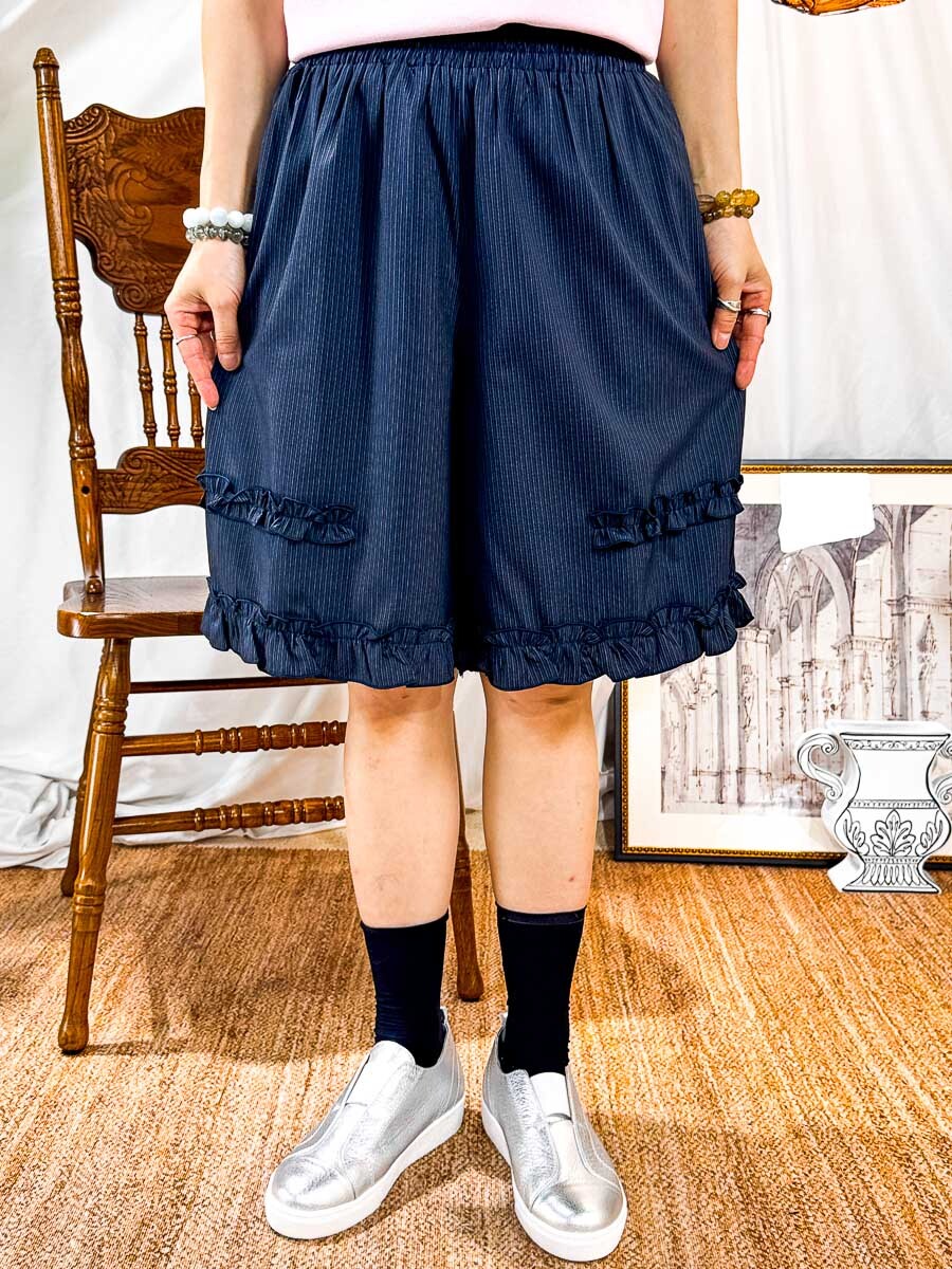 【3/4-7/4限時優惠】【3-7/4滿$1000送禮物】橡根腰．腳位 RUFFLE邊．直紋滑滑料褲 (有袋)