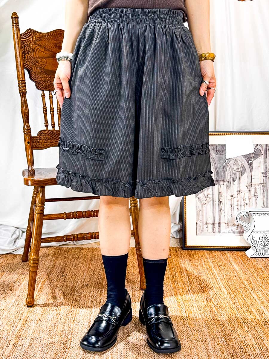 【3/4-7/4限時優惠】【3-7/4滿$1000送禮物】橡根腰．腳位 RUFFLE邊．直紋滑滑料褲 (有袋)