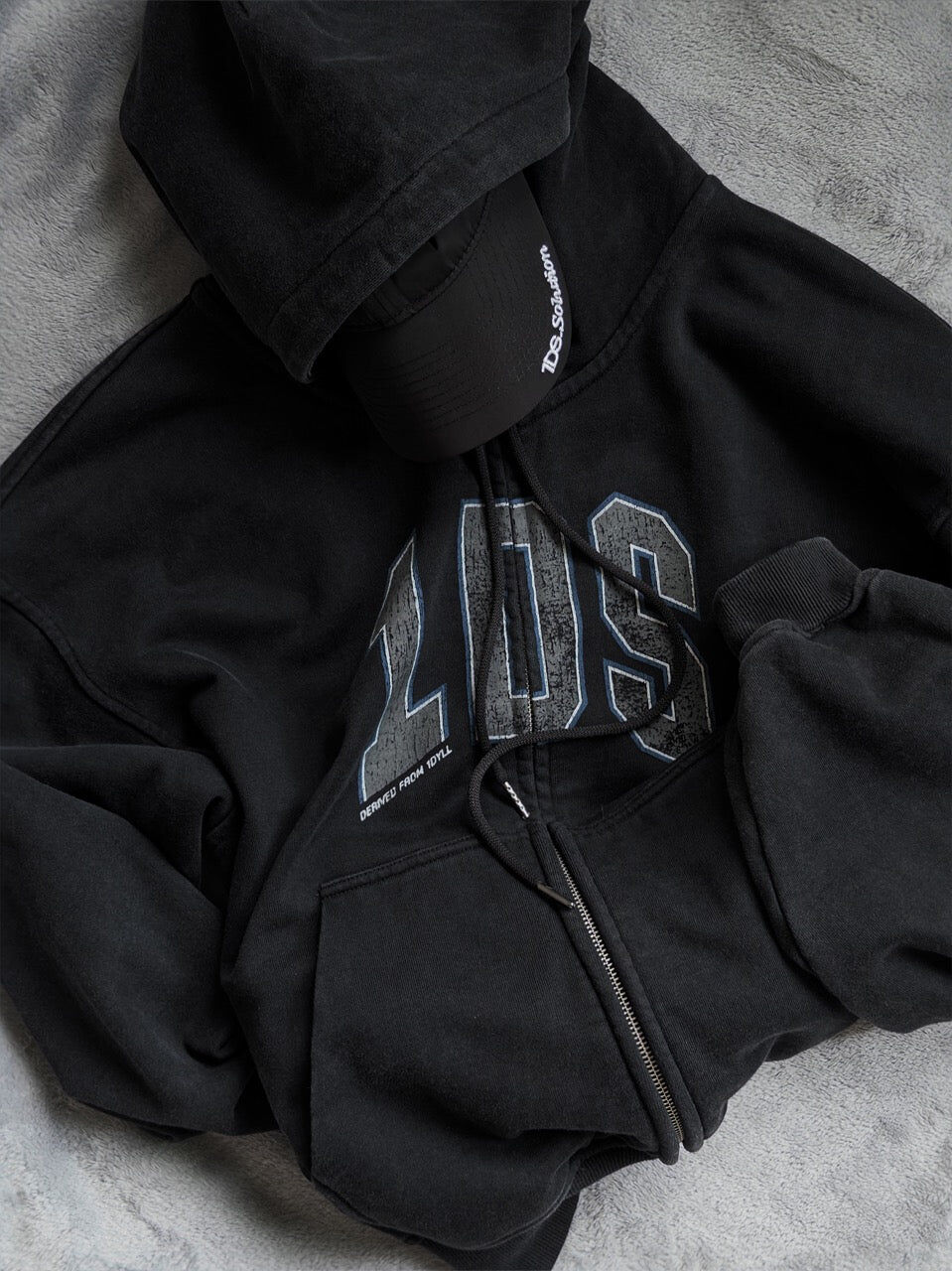 1dyLL｜1DS Logo Sheen Cap (Black)