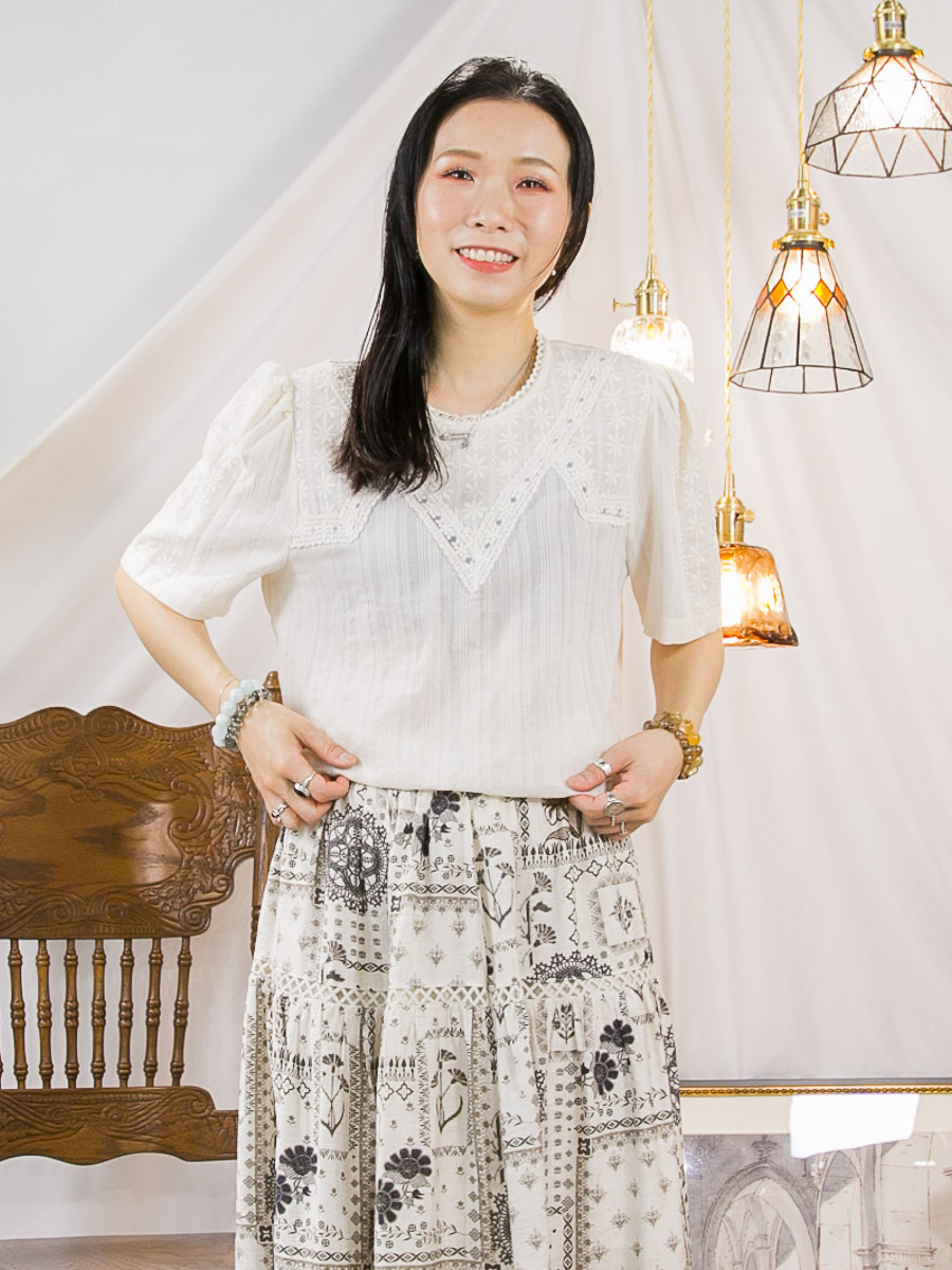 【3/4-7/4限時優惠】【3-7/4滿$1000送禮物】手袖 領位 花花刺繡．直紋麻棉料TOP