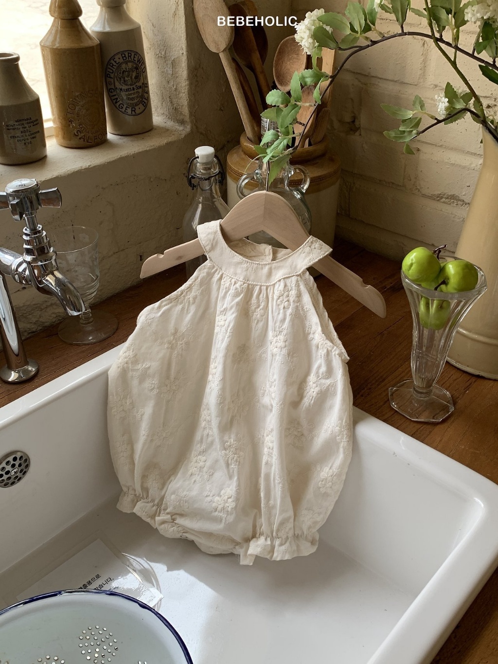 正韓夏bebeholic 嫩嬰削肩雕花包屁衣
