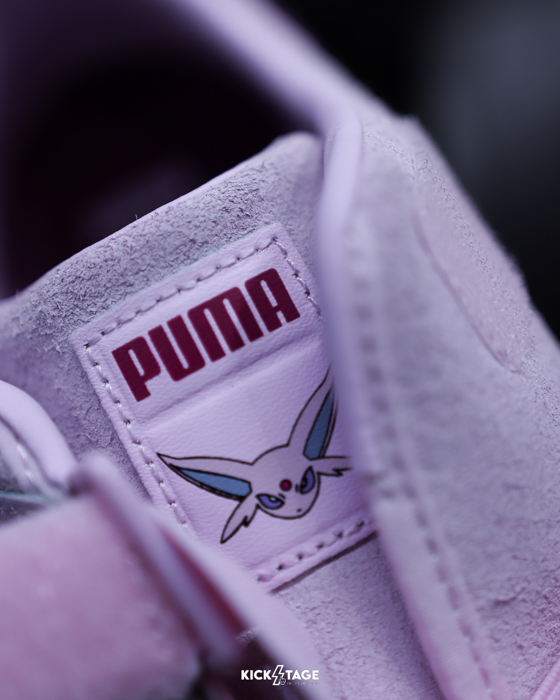 男女鞋 PUMA X POKÉMON MOSTRO 'Espeon' 粉色 太陽伊布 寶可夢 聯名 吊飾 魔鬼氈 鞋釘 麂皮 復古 休閒 賽車鞋【407010-01】PMPOKÉ