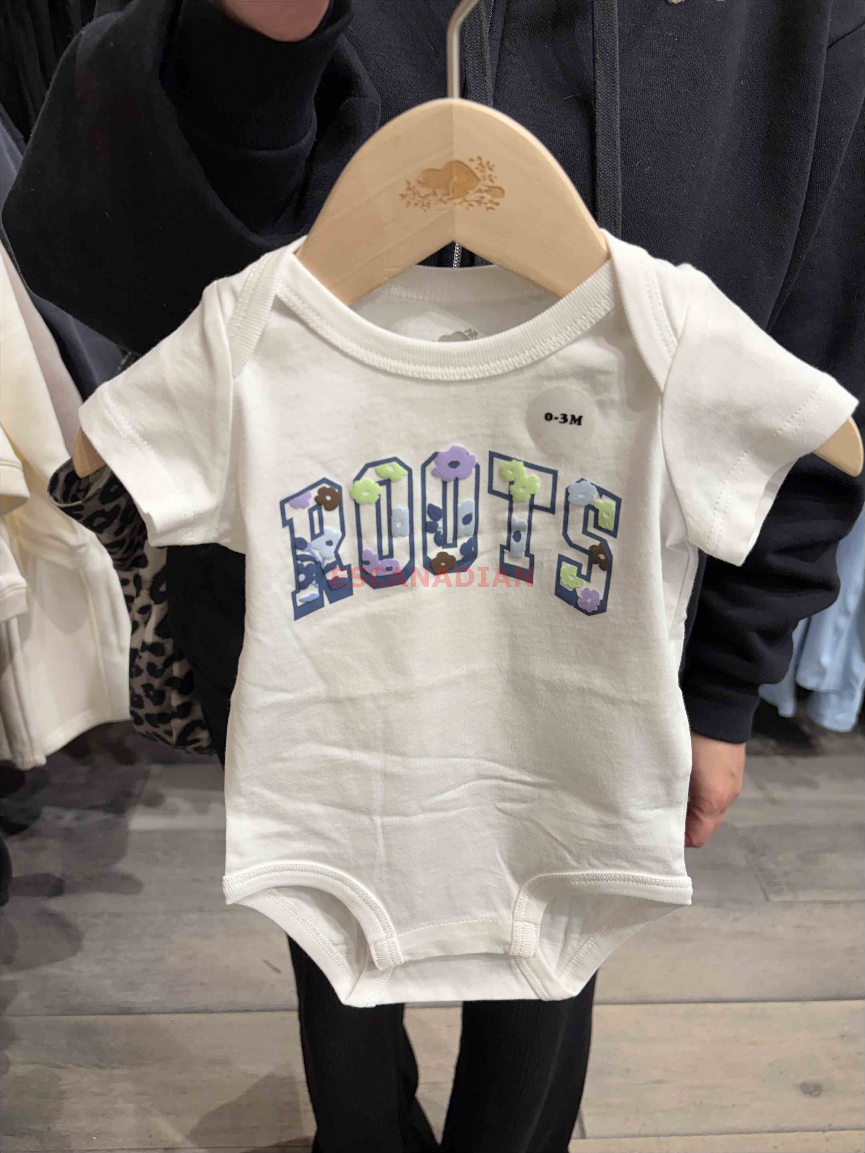 Baby ROOTS 花卉字樣 包屁衣