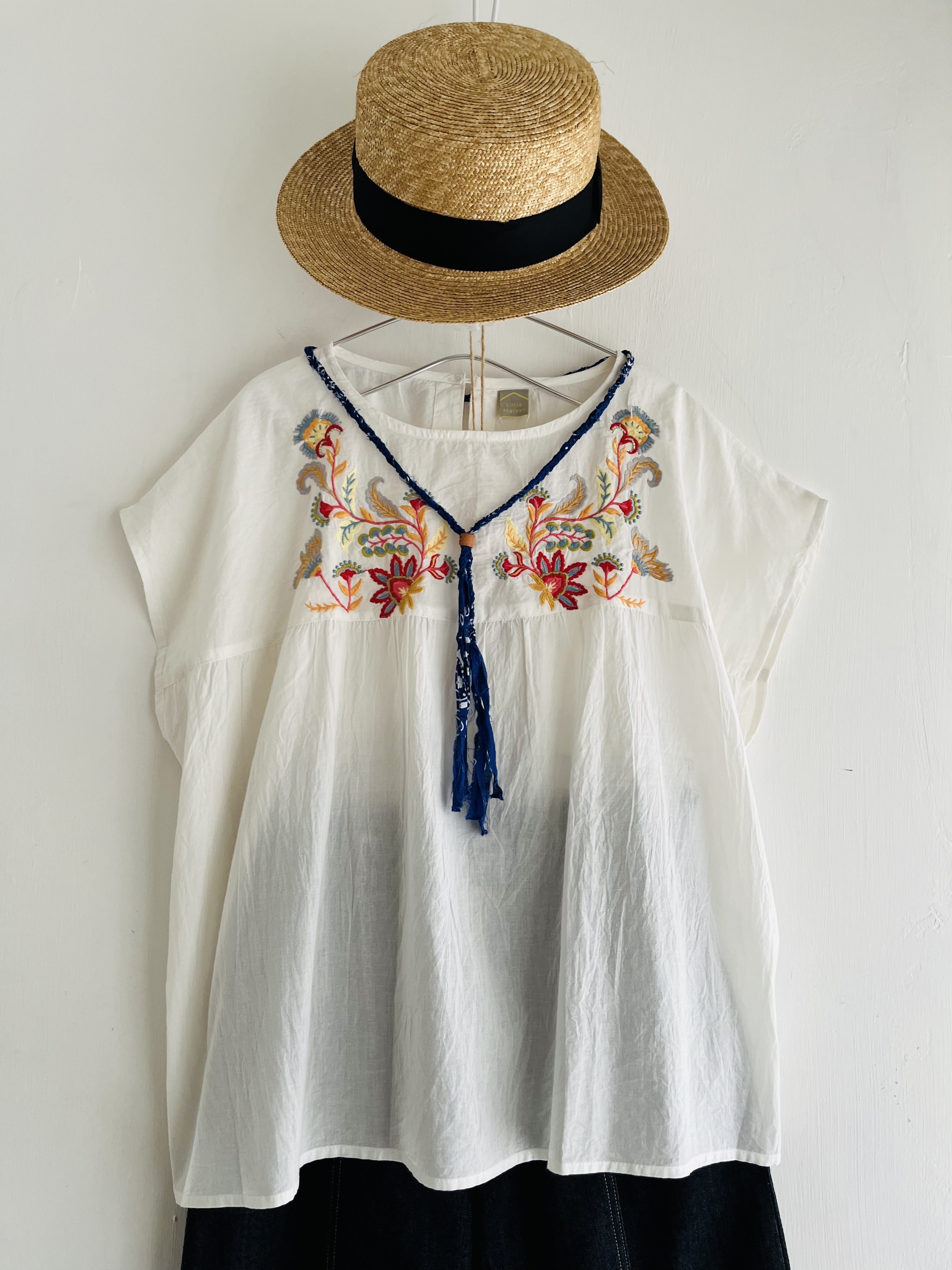 Little Market米色刺繡top