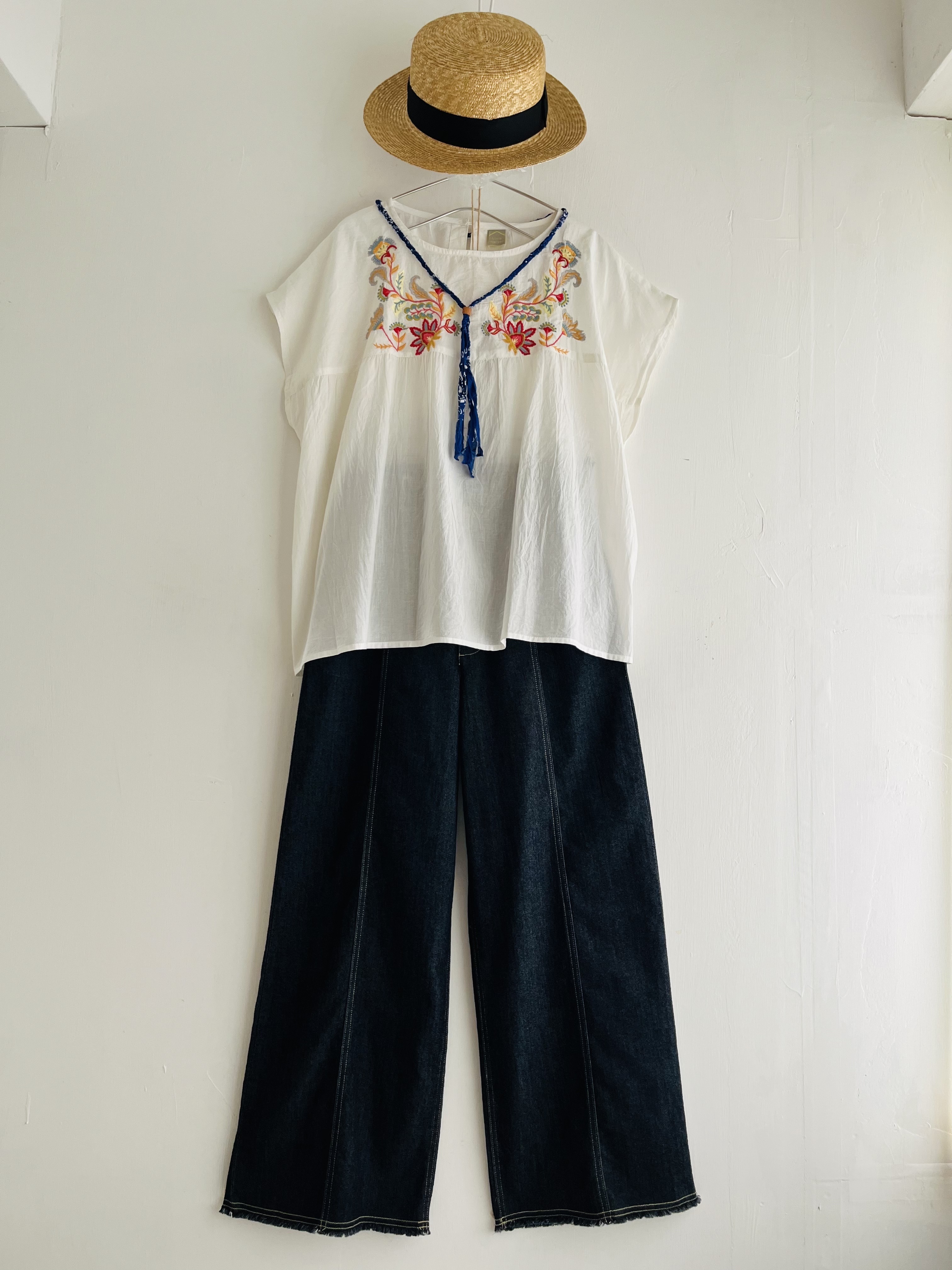 Little Market米色刺繡top