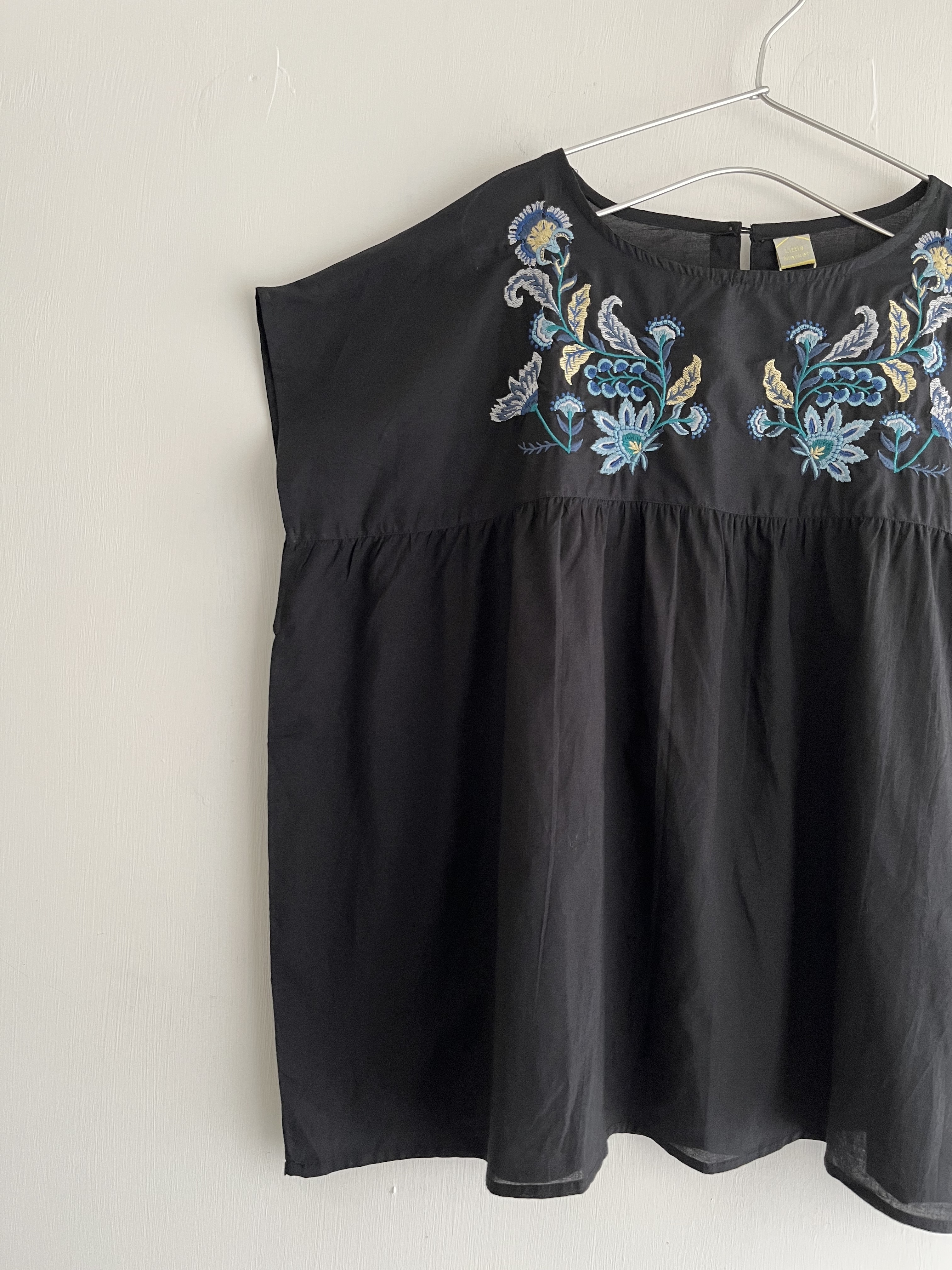 Little Market黑色刺繡top