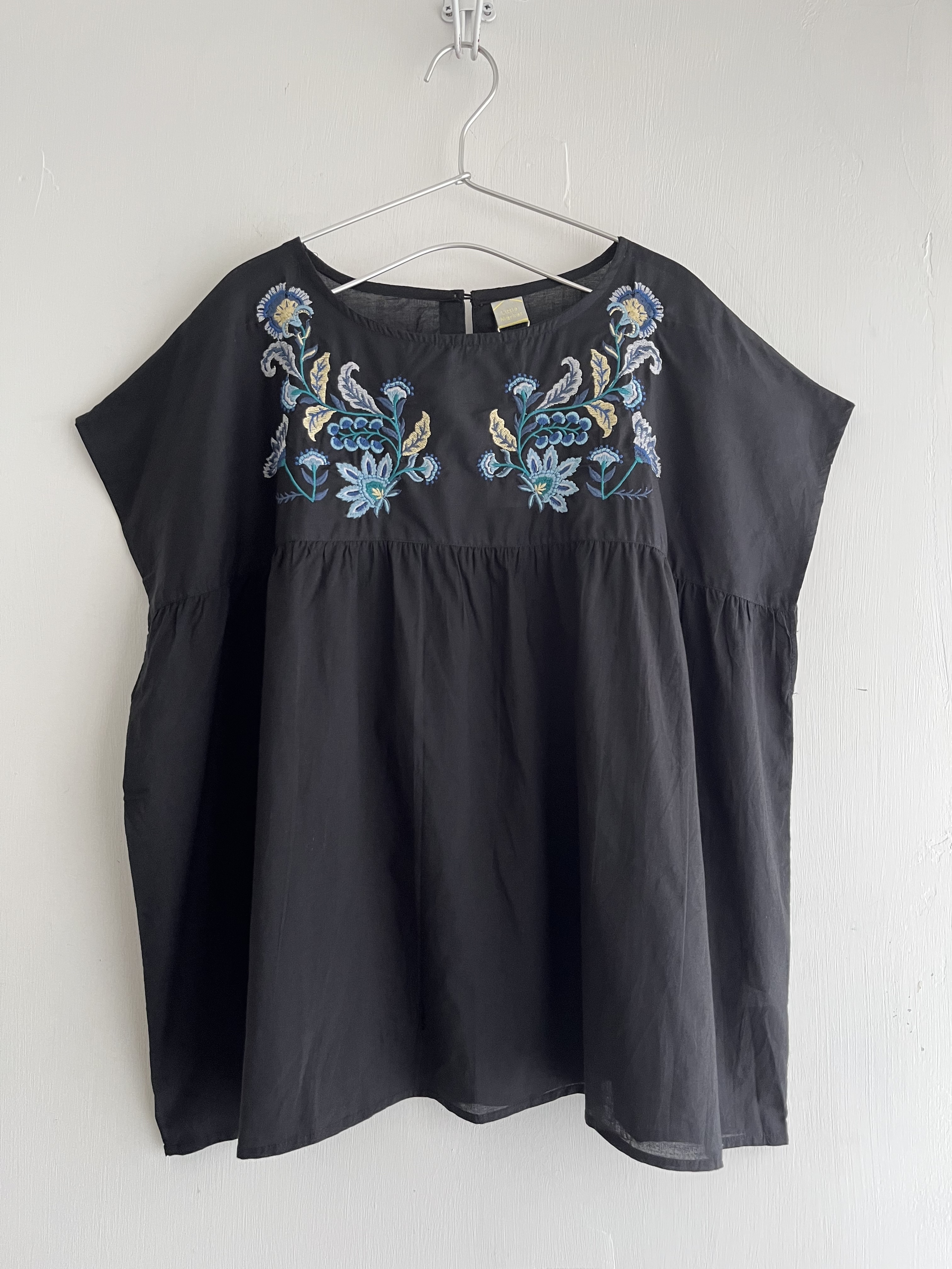 Little Market黑色刺繡top