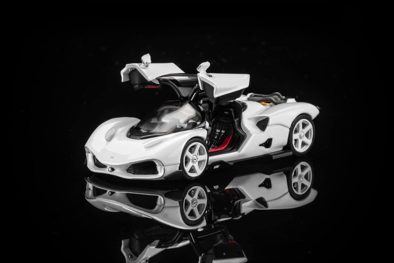 PO-$280 * MOTORHELIX * 1:64 NILU27 NILU SUZUKA WHITE