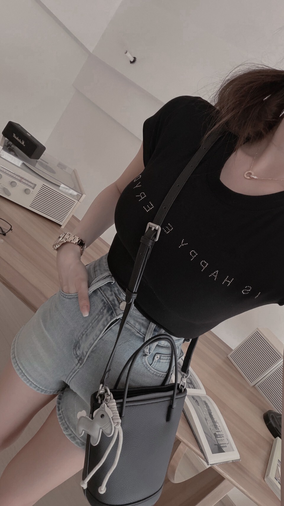 A101「萊卡燙鑽英⽂涼感 TEE」