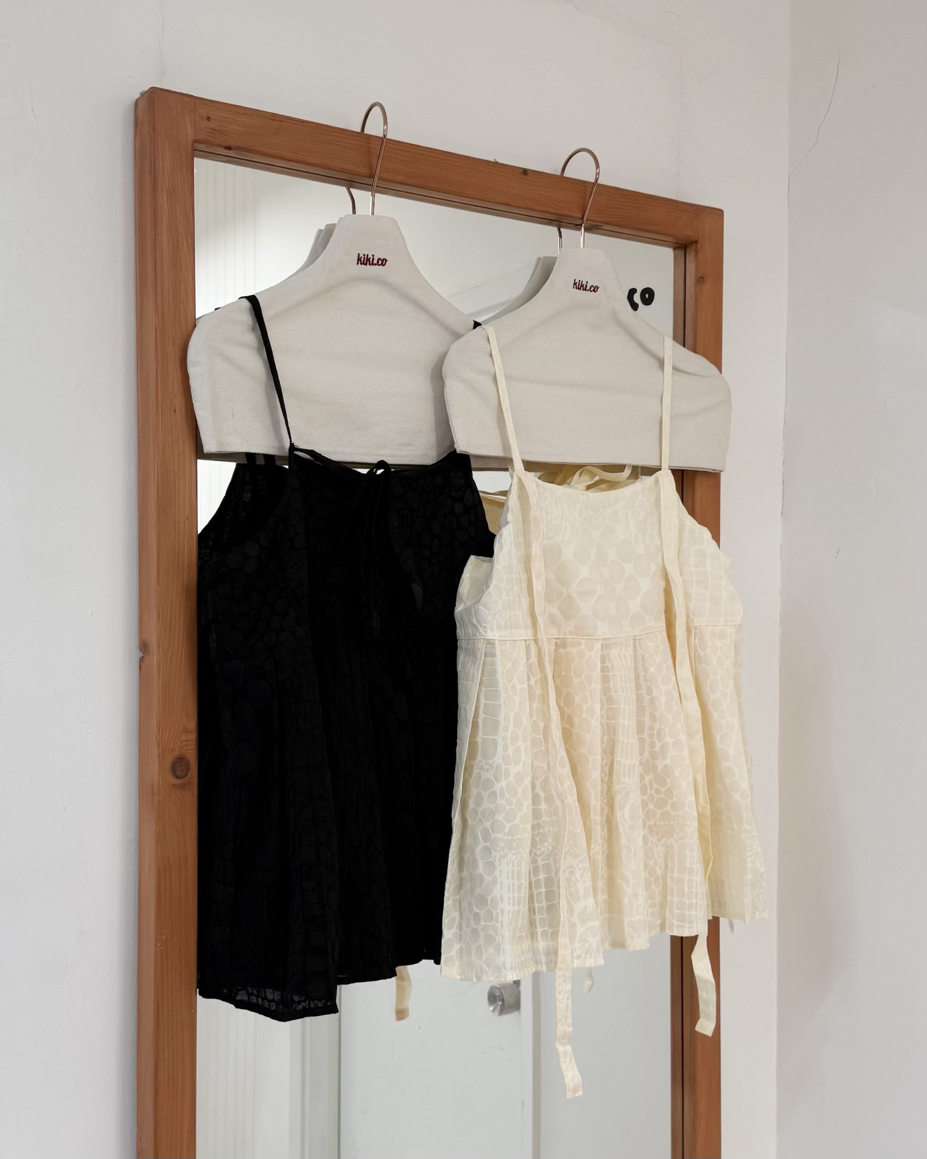 特別凹凸紋百褶腰吊帶背心