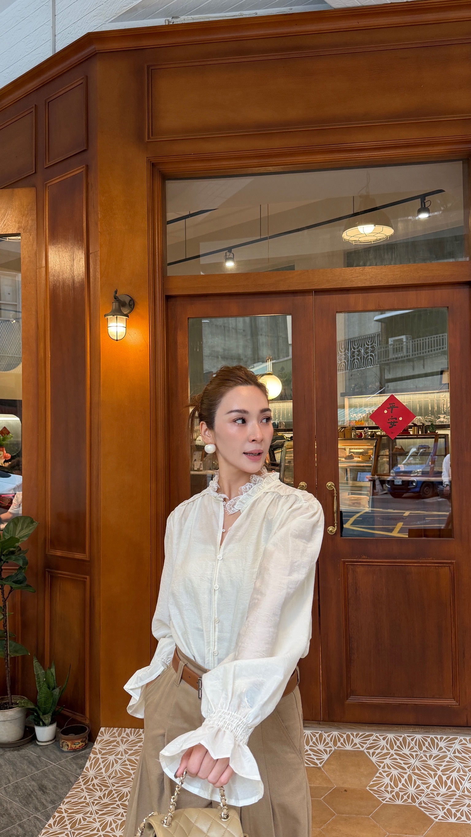 氣質珍珠白排釦軟襯衫