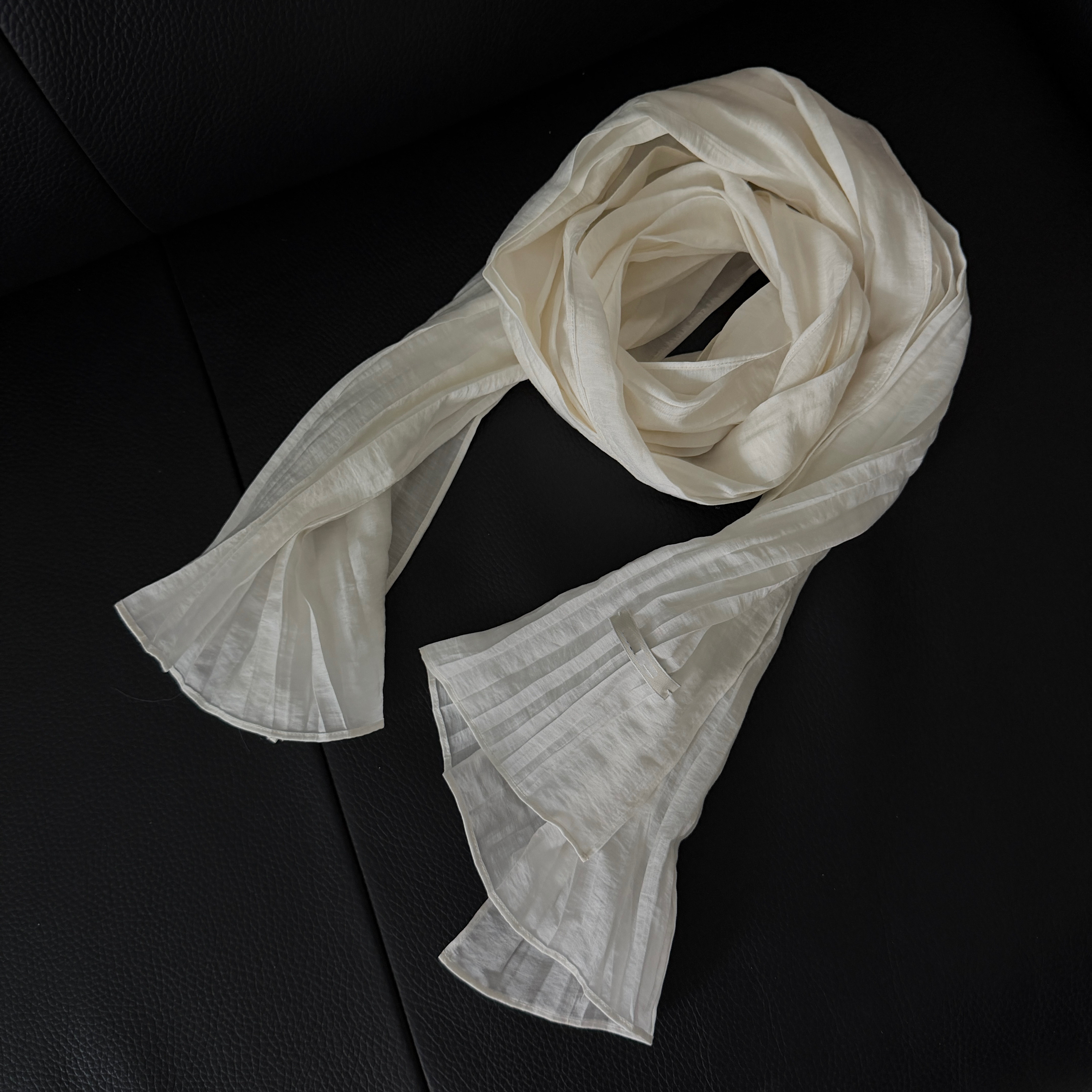 T4047 涼感壓摺絲巾 / 米白