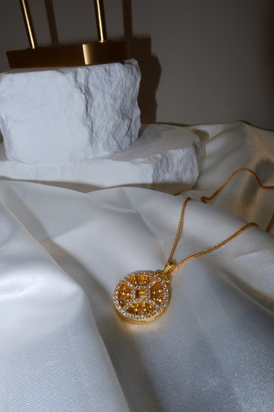 鑲鑽流光鏤影套鍊