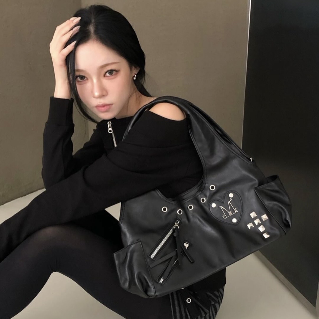 🇰🇷韓國 MUCENT ROMIA 心型補丁鉚釘 手提肩背包 黑