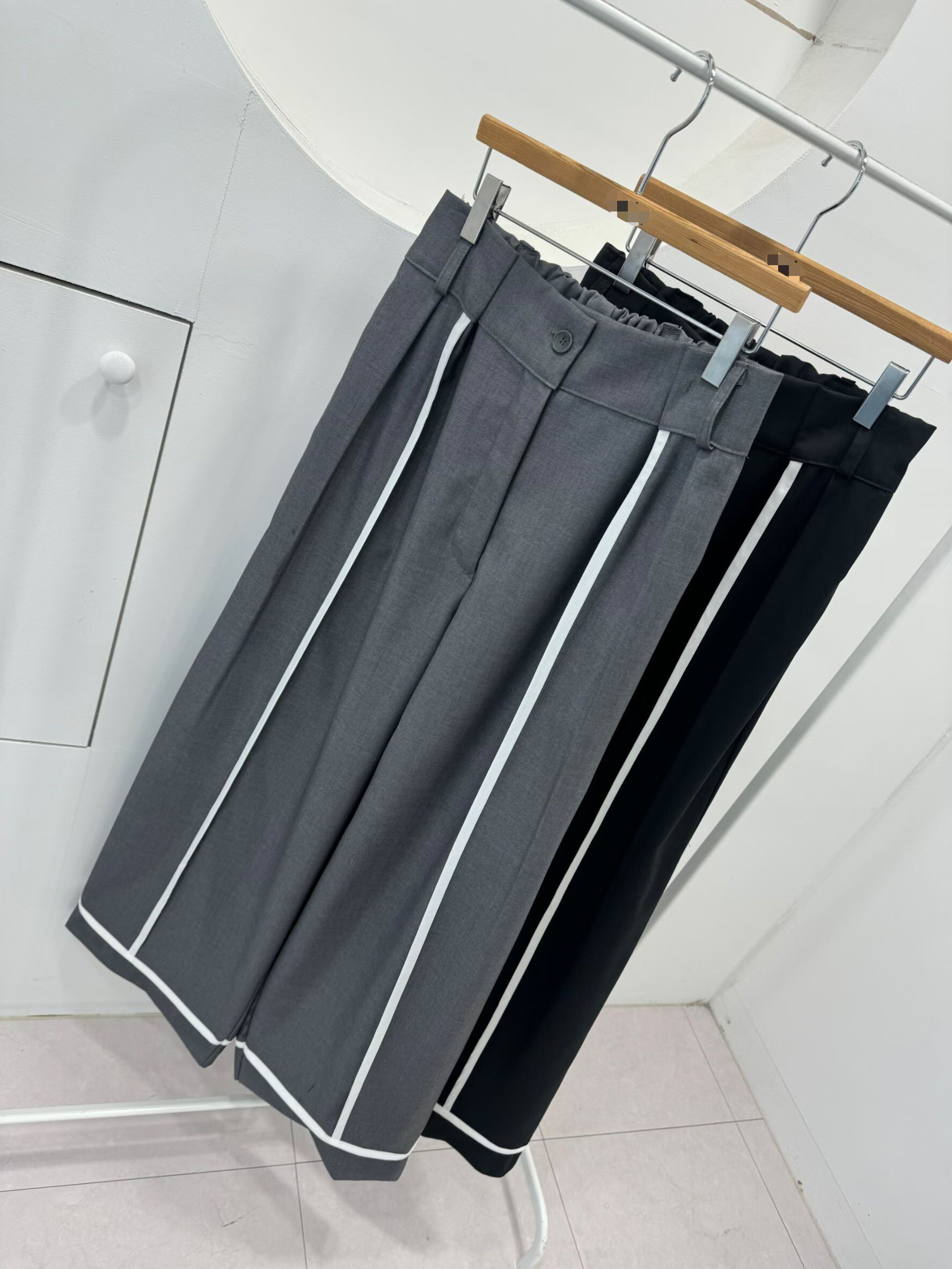 白色滾邊西裝褲