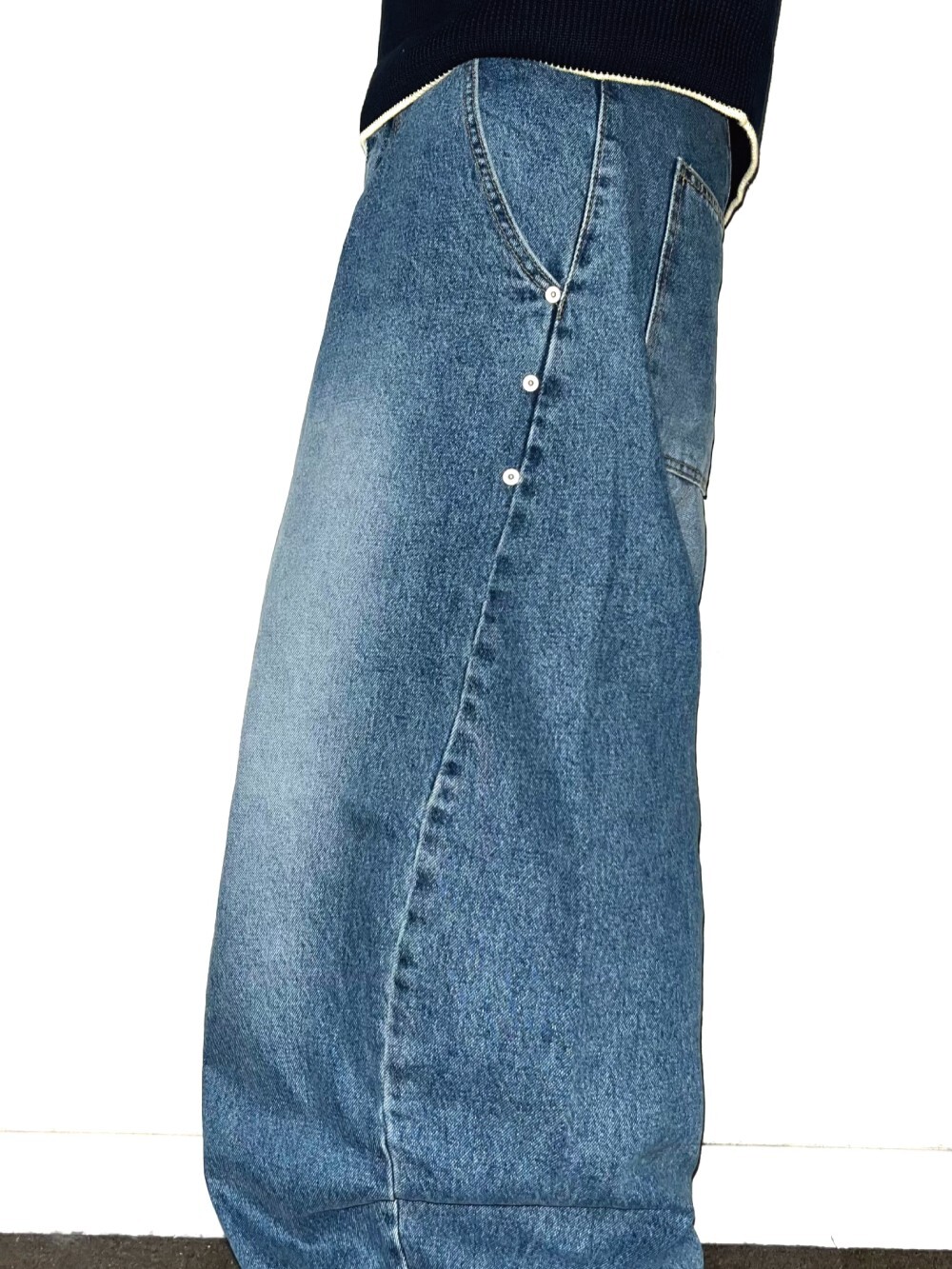 鉚釘曲線寬牛仔褲